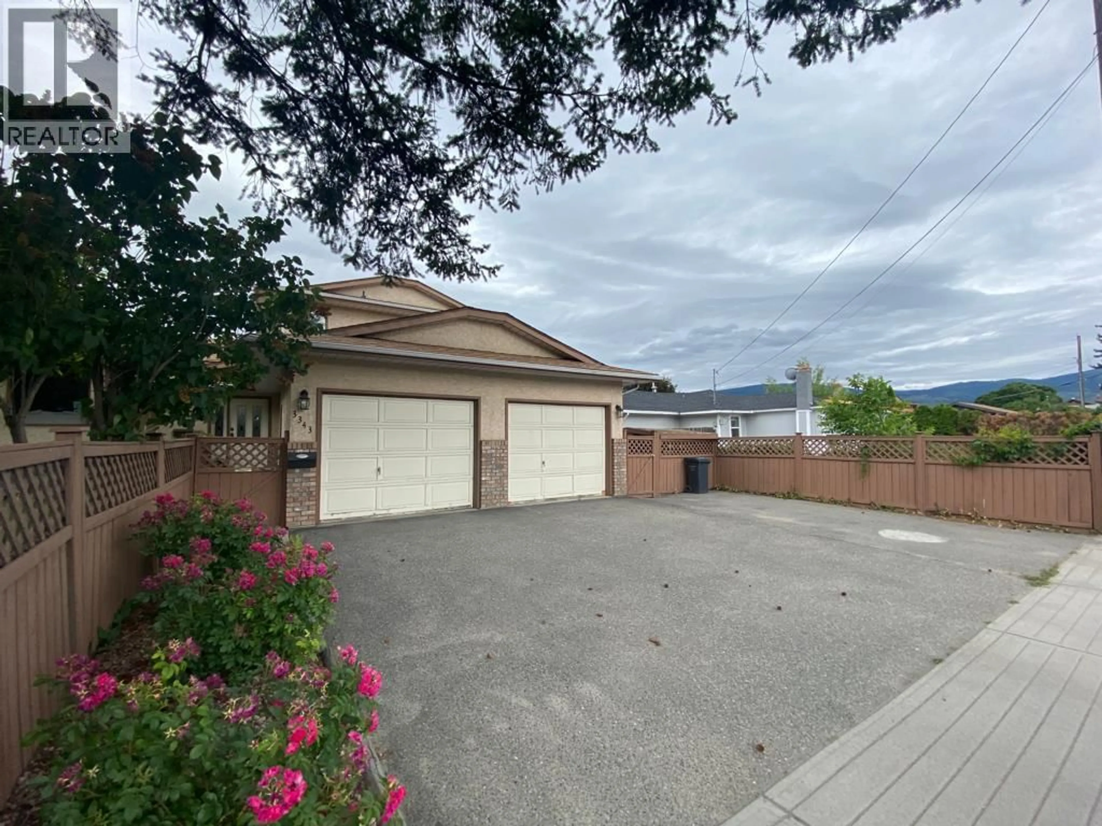 A pic from outside/outdoor area/front of a property/back of a property/a pic from drone, street for 3343 GORDON DRIVE, Kelowna British Columbia V1W3M9