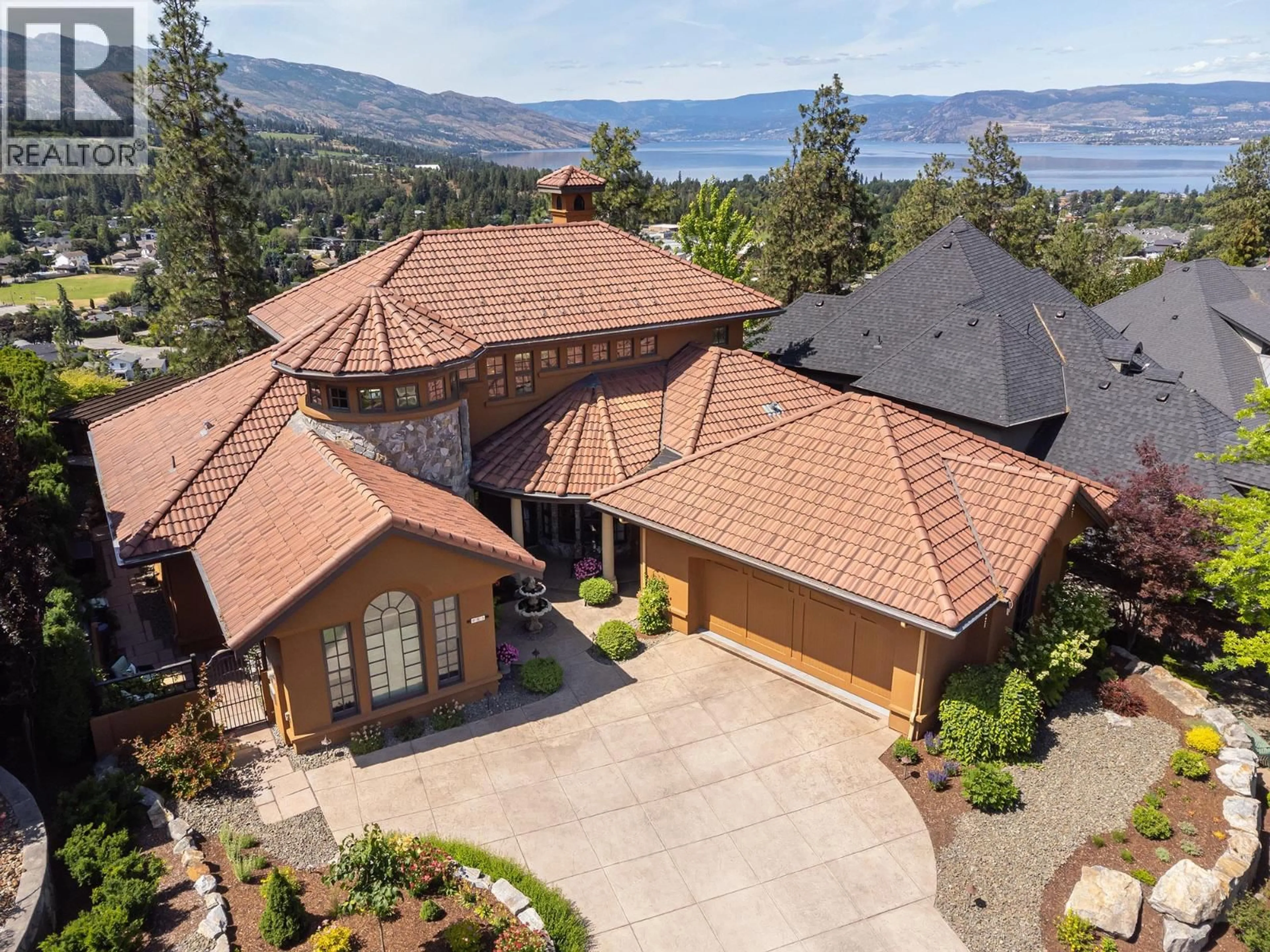 A pic from outside/outdoor area/front of a property/back of a property/a pic from drone, water/lake/river/ocean view for 983 WESTPOINT DRIVE, Kelowna British Columbia V1W4Z9