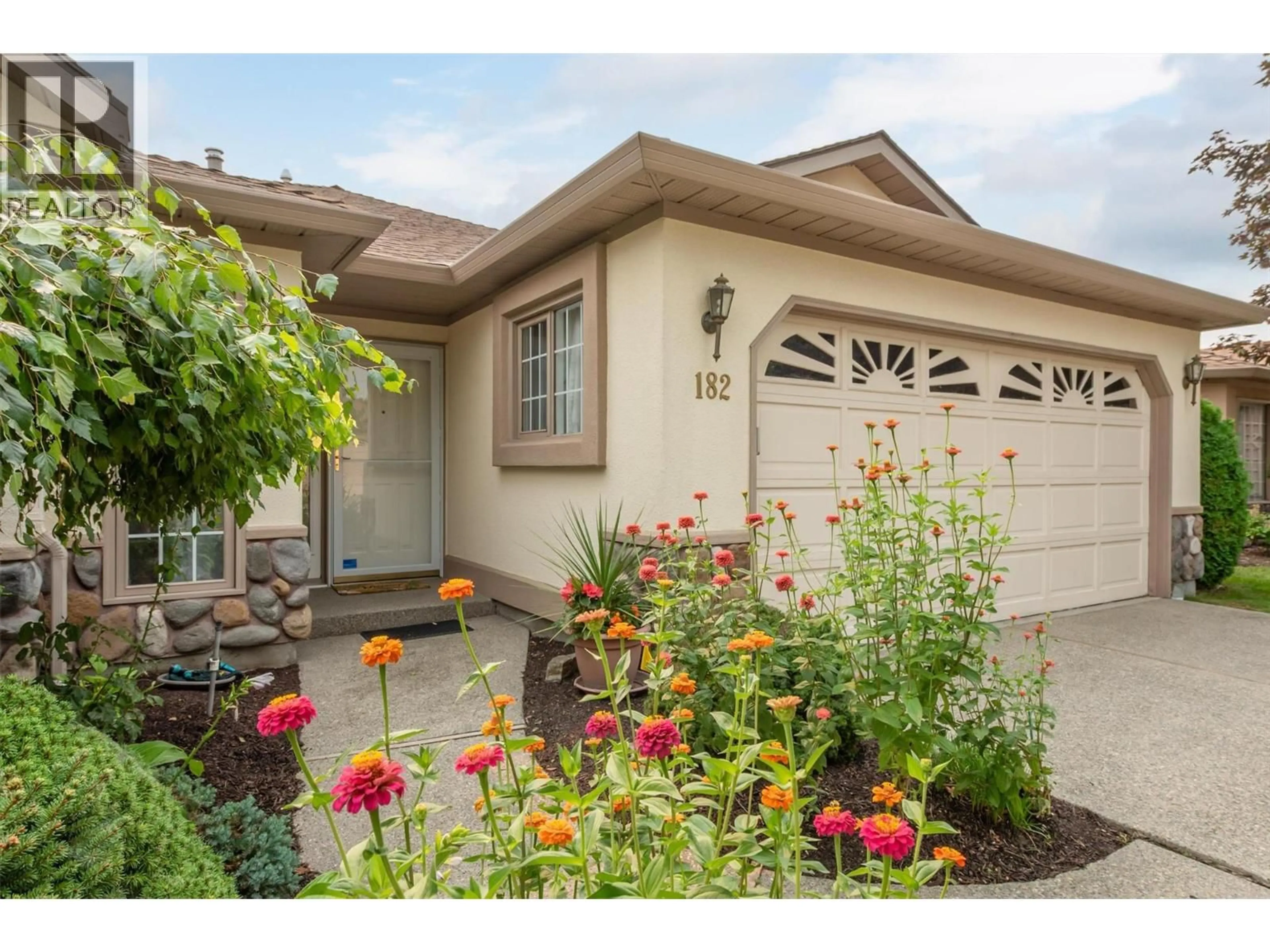 Home with vinyl exterior material, street for 182 - 1201 CAMERON AVENUE, Kelowna British Columbia V1W3S2