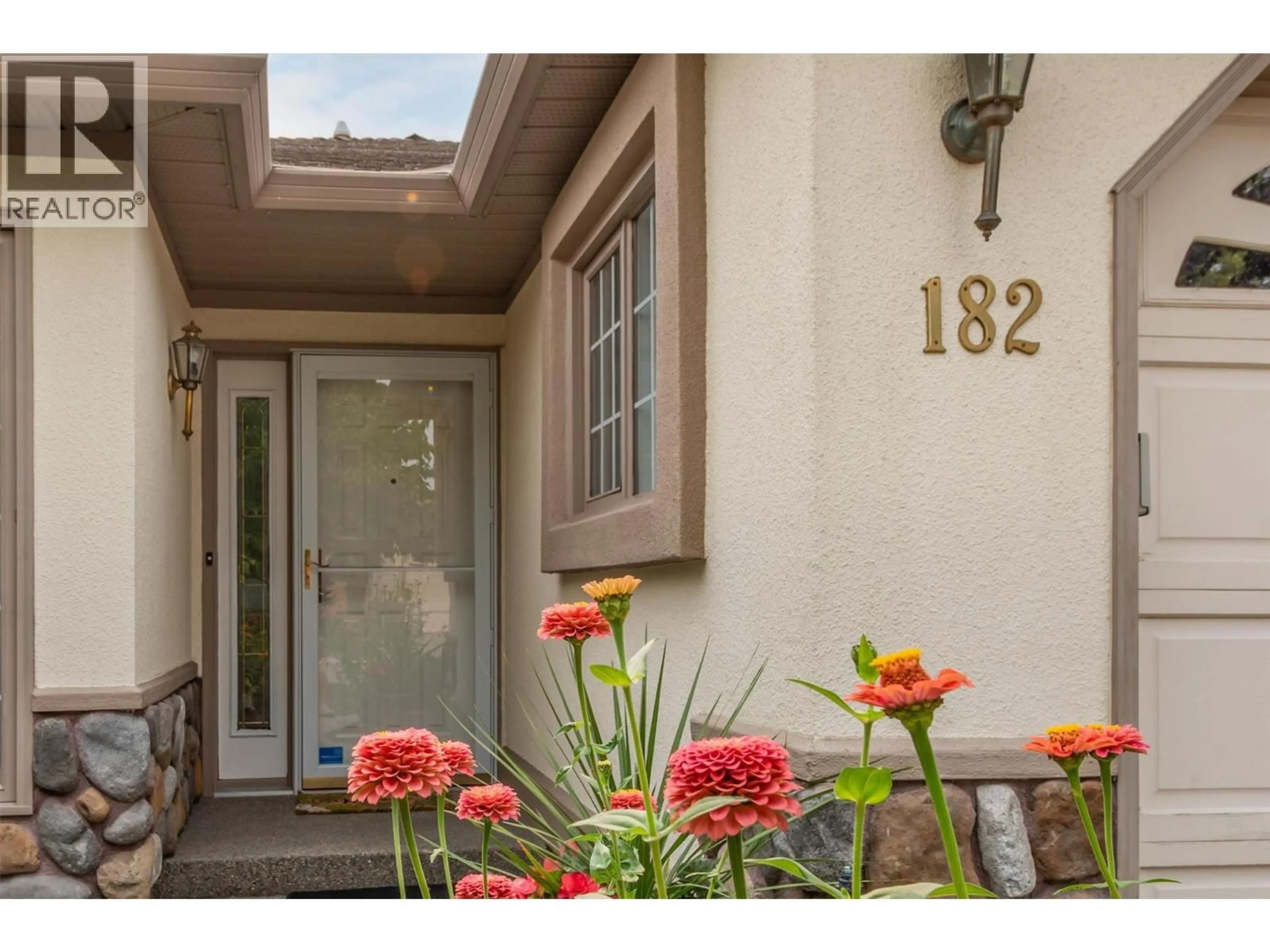 Indoor entryway for 182 - 1201 CAMERON AVENUE, Kelowna British Columbia V1W3S2