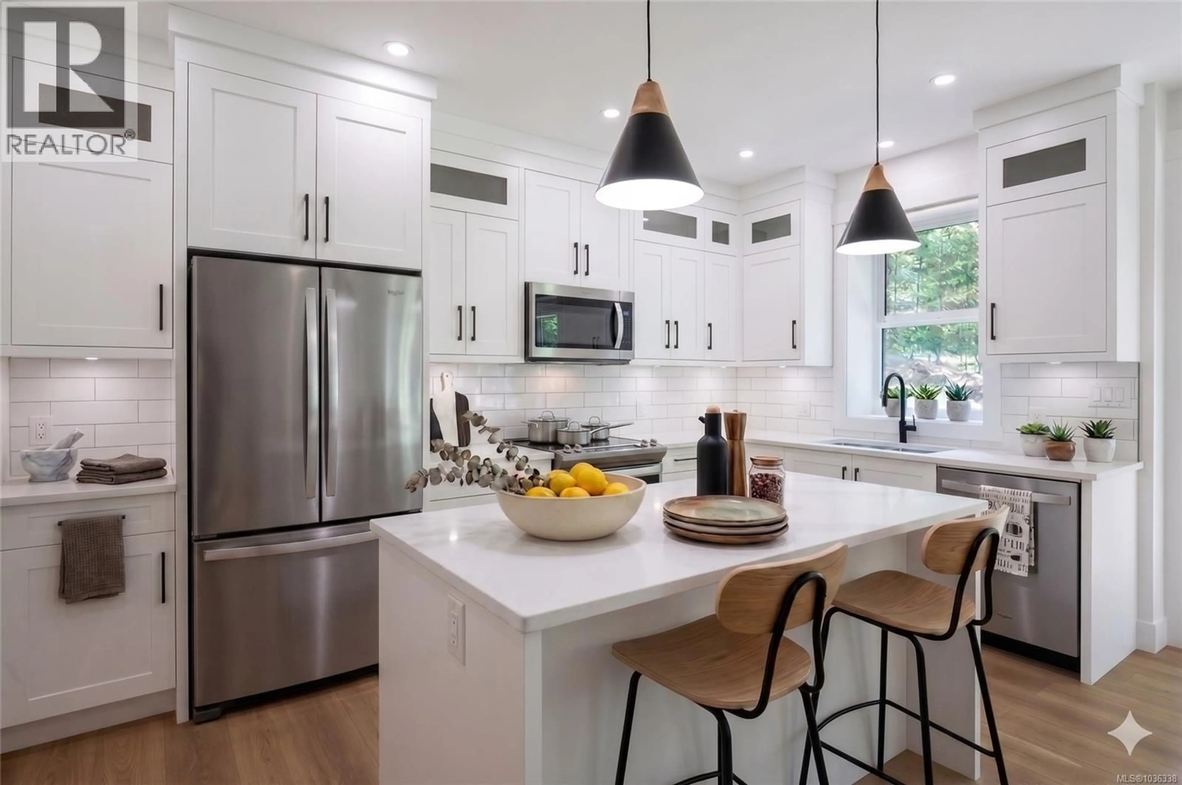 Contemporary kitchen, unknown for 8019 RIDGE ROAD, Lantzville British Columbia V0R2H0