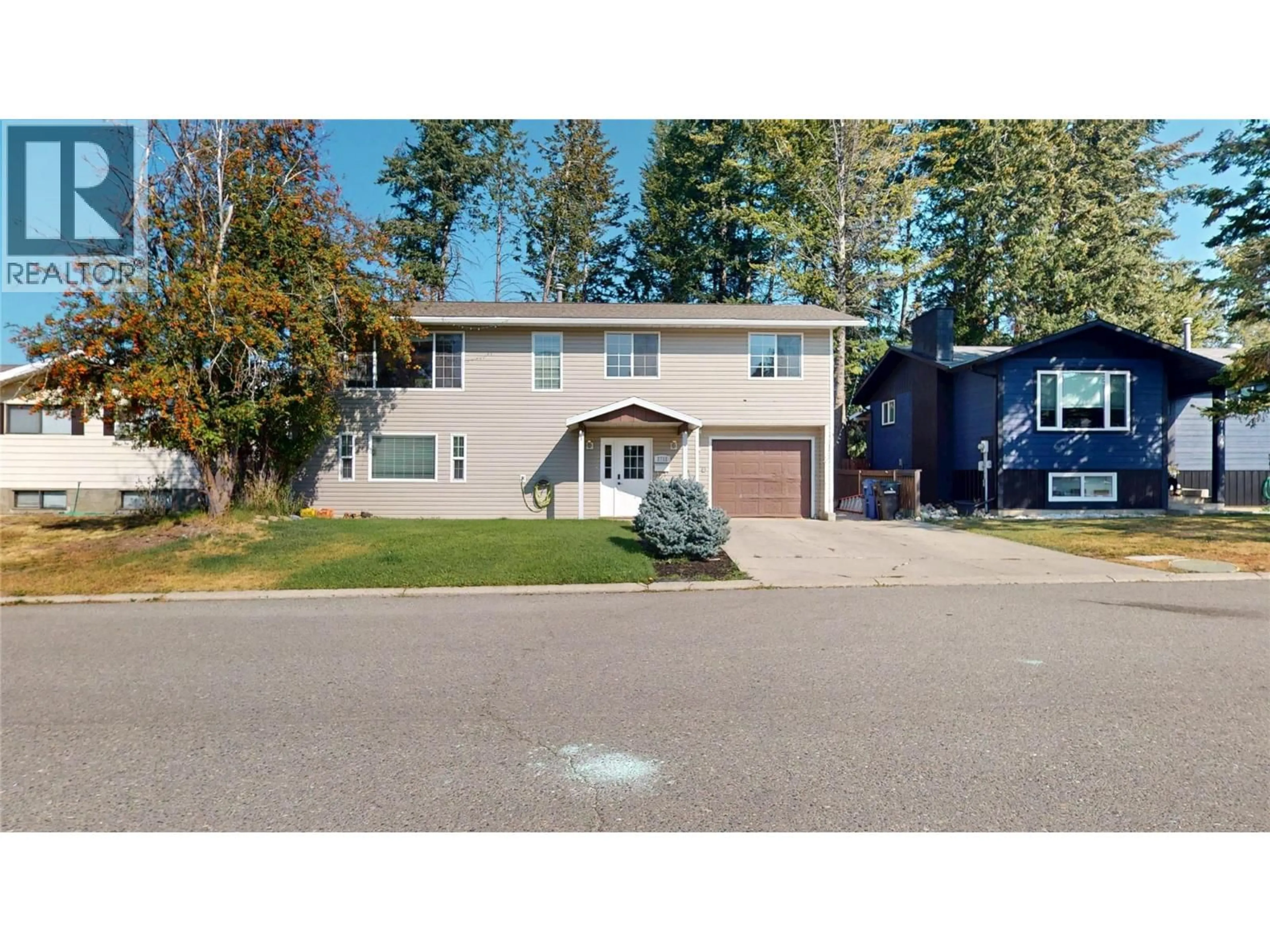 Home with vinyl exterior material, street for 2712 2A STREET SOUTH, Cranbrook British Columbia V1C5B3