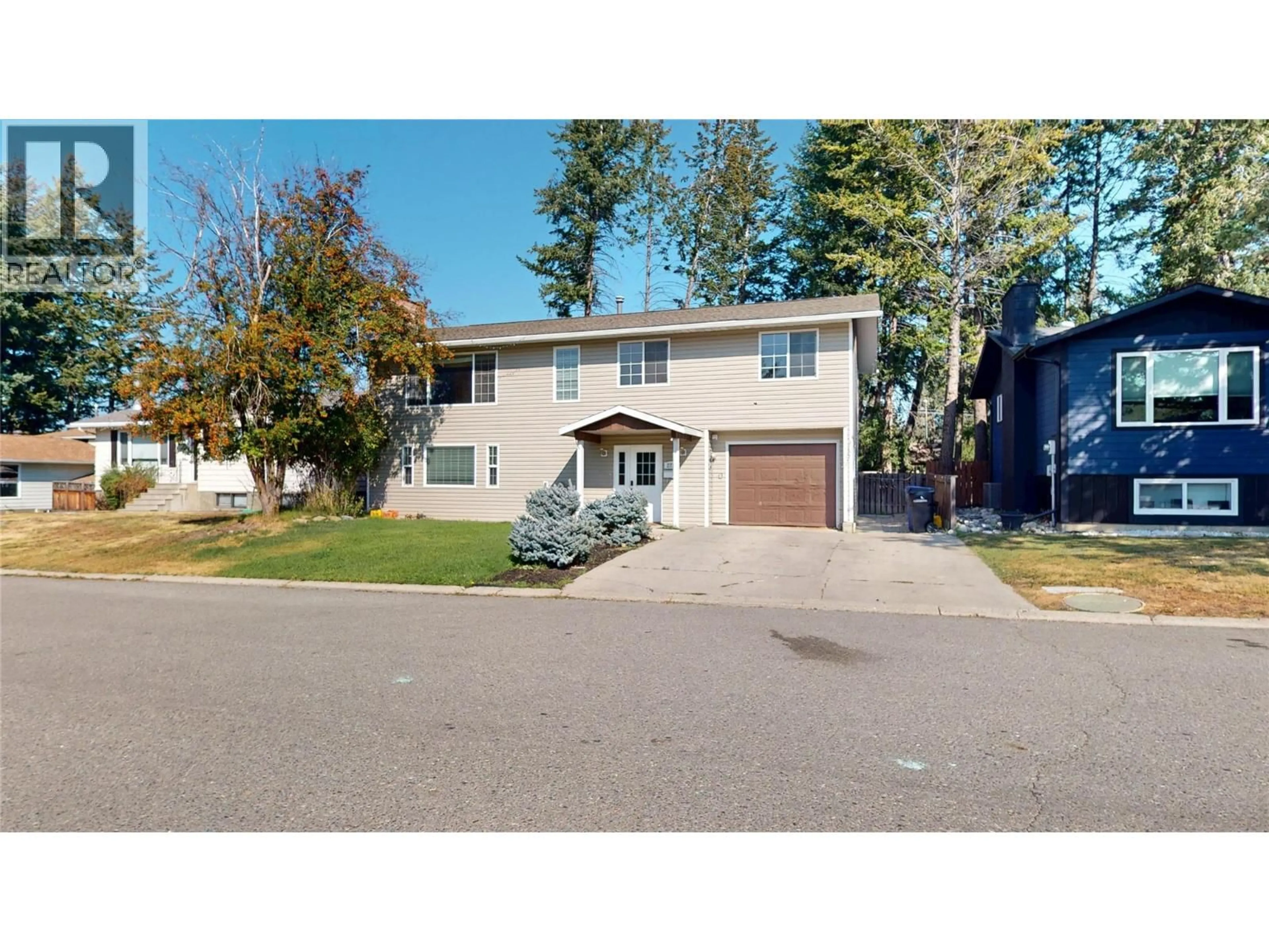 Home with vinyl exterior material, street for 2712 2A STREET SOUTH, Cranbrook British Columbia V1C5B3