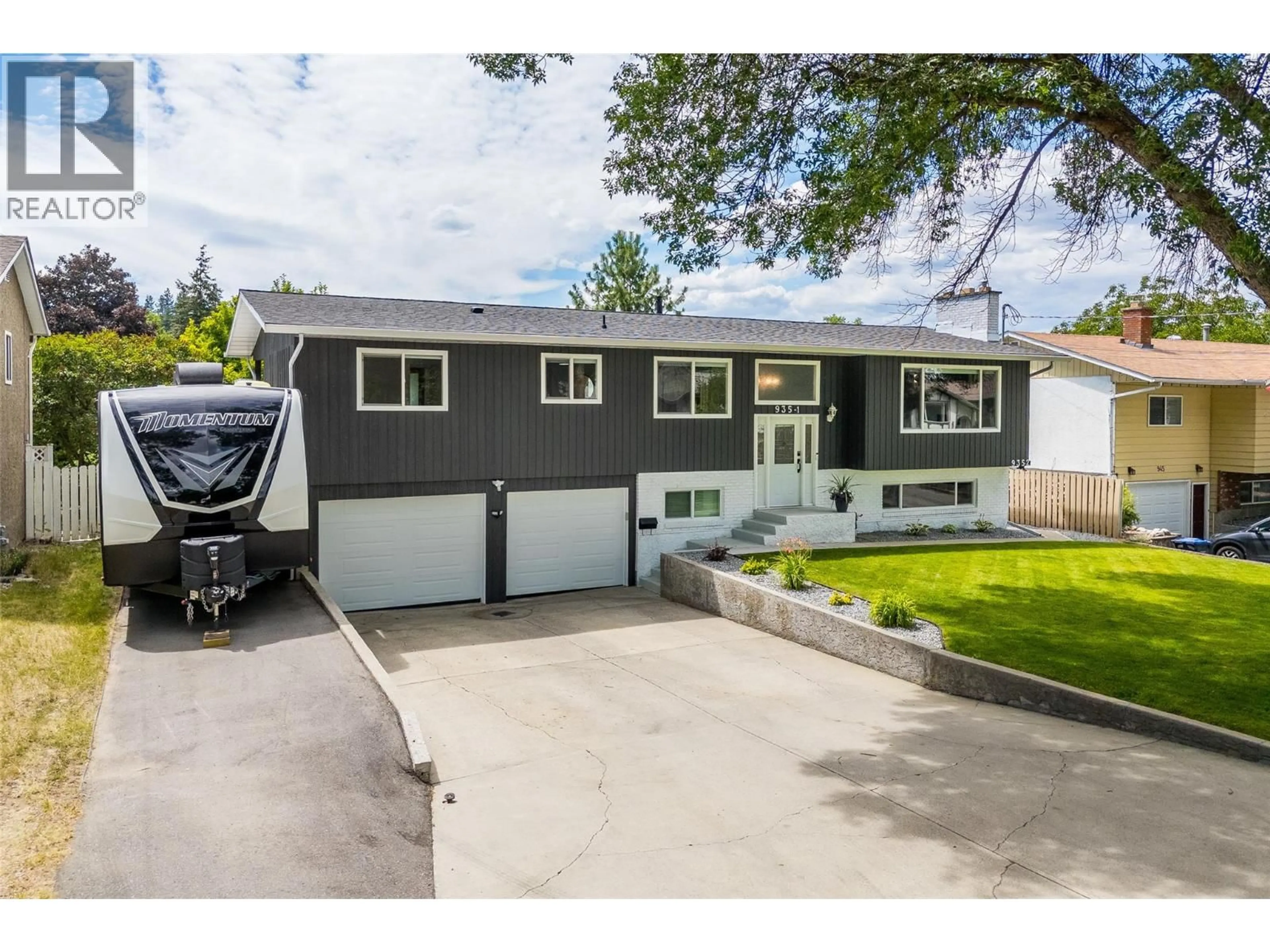 Home with vinyl exterior material, street for 935 THOMPSON ROAD, Kelowna British Columbia V1X3X2
