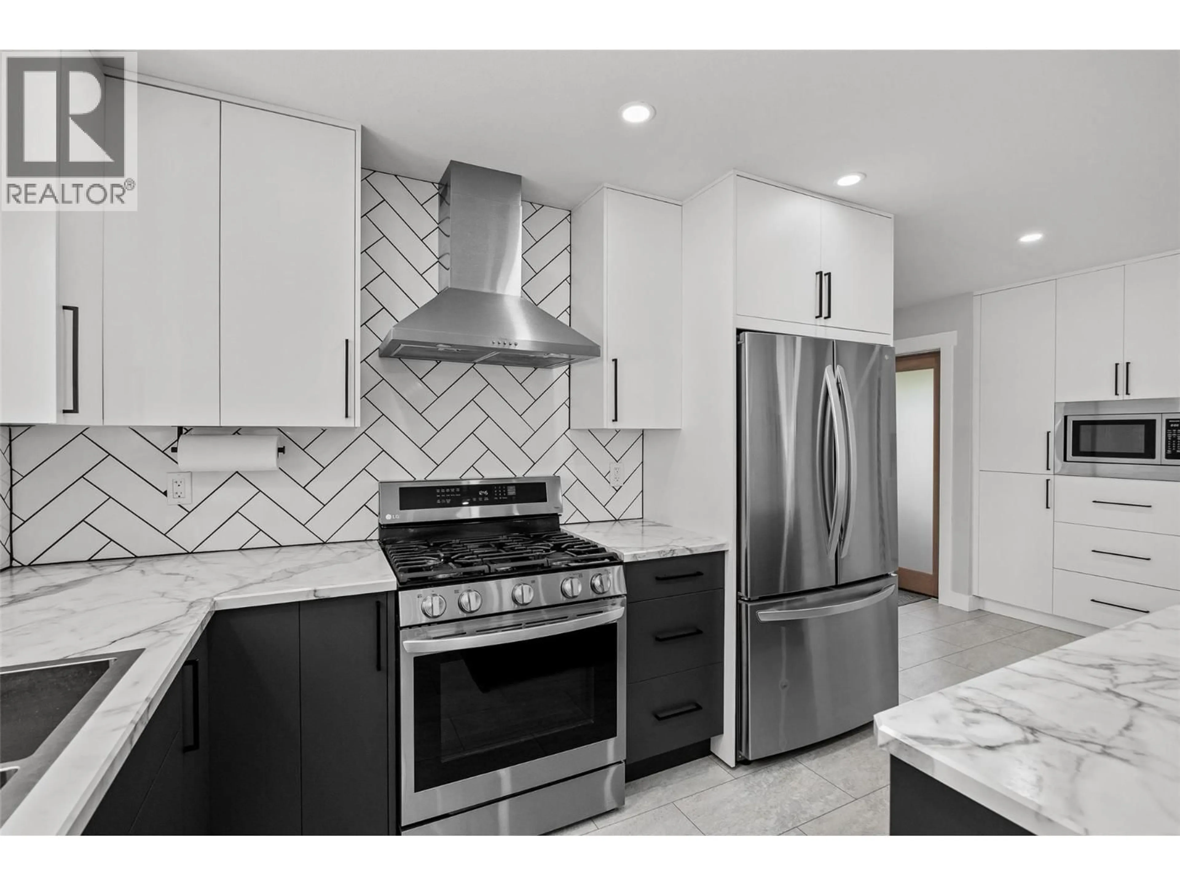 Contemporary kitchen, ceramic/tile floor for 935 THOMPSON ROAD, Kelowna British Columbia V1X3X2
