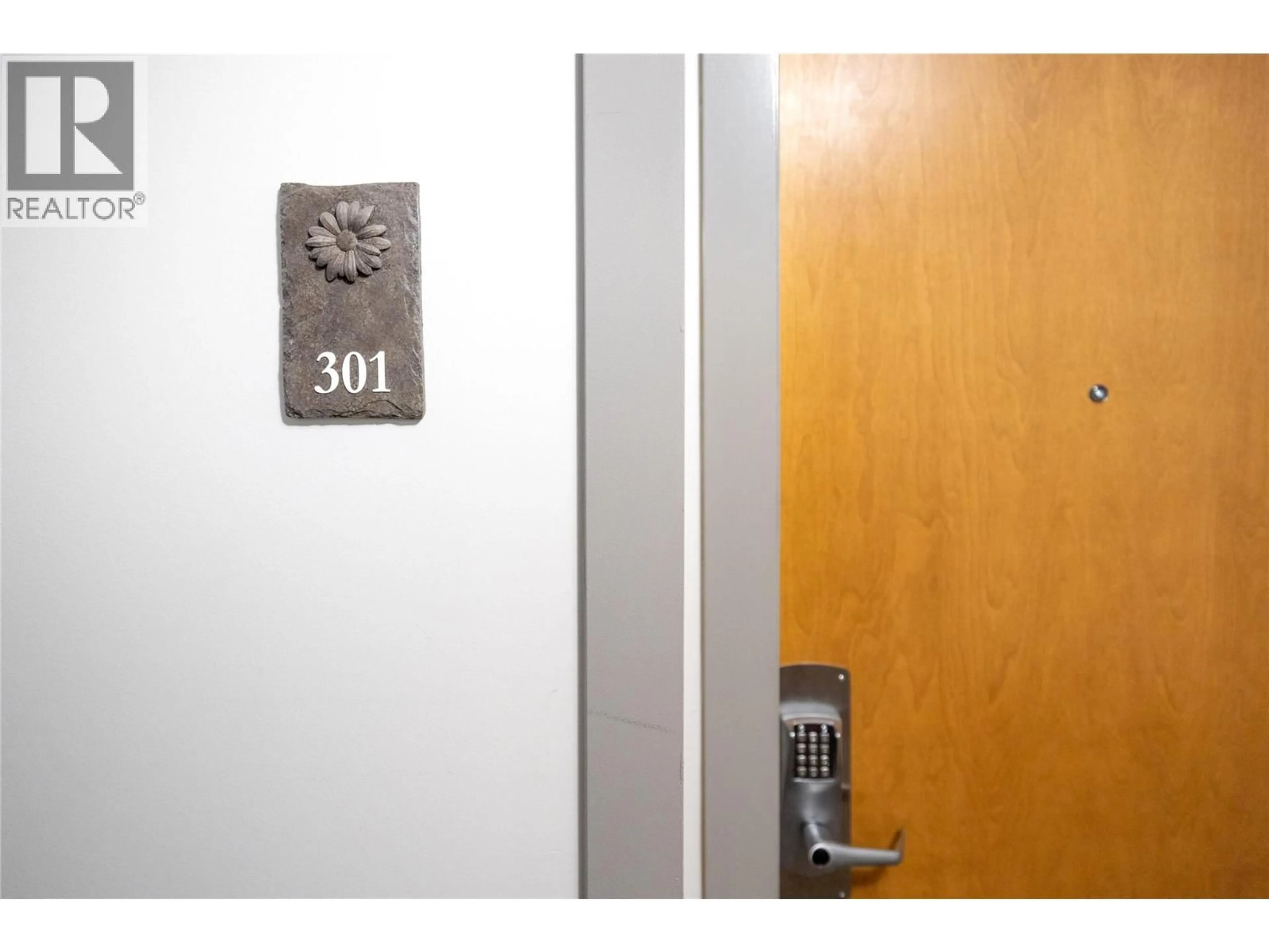 Indoor foyer for 301 - 4205 GELLATLY ROAD, West Kelowna British Columbia V4T2K2