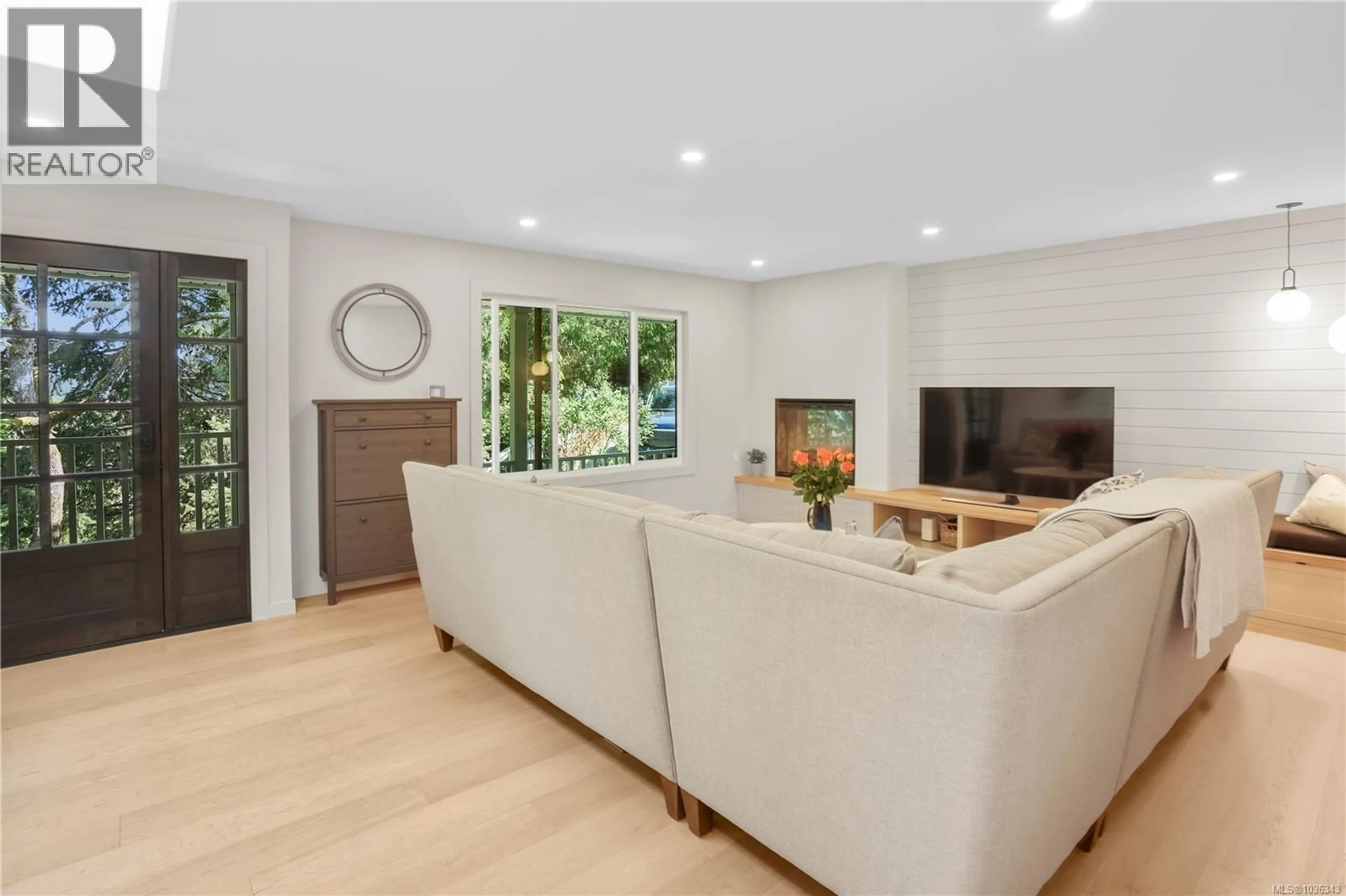 Living room with furniture, unknown for 1071 HYACINTH AVENUE, Saanich British Columbia V8Z2S7