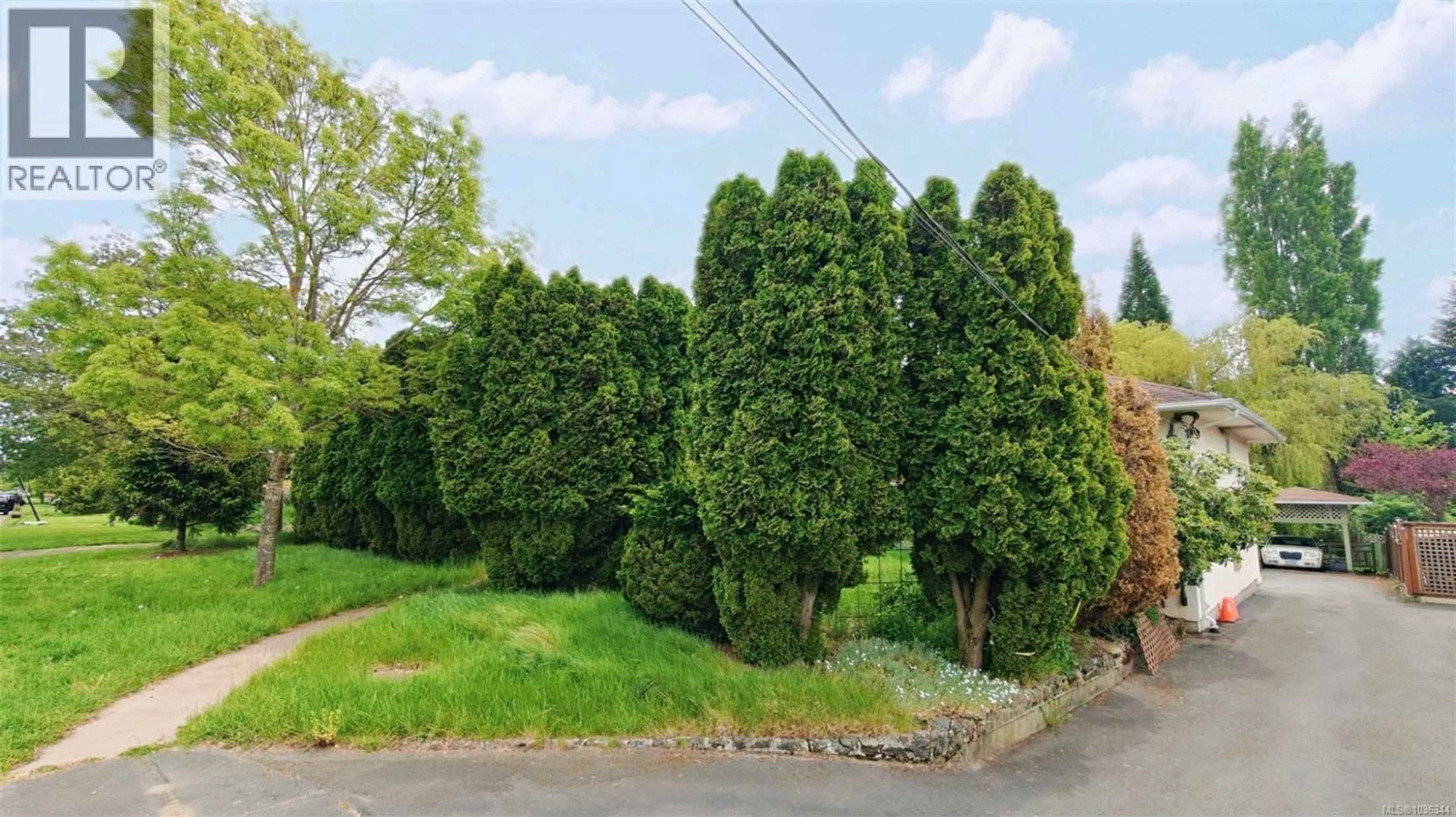 A pic from outside/outdoor area/front of a property/back of a property/a pic from drone, forest/trees view for 1637 WARREN GARDENS, Victoria British Columbia V8S1S9