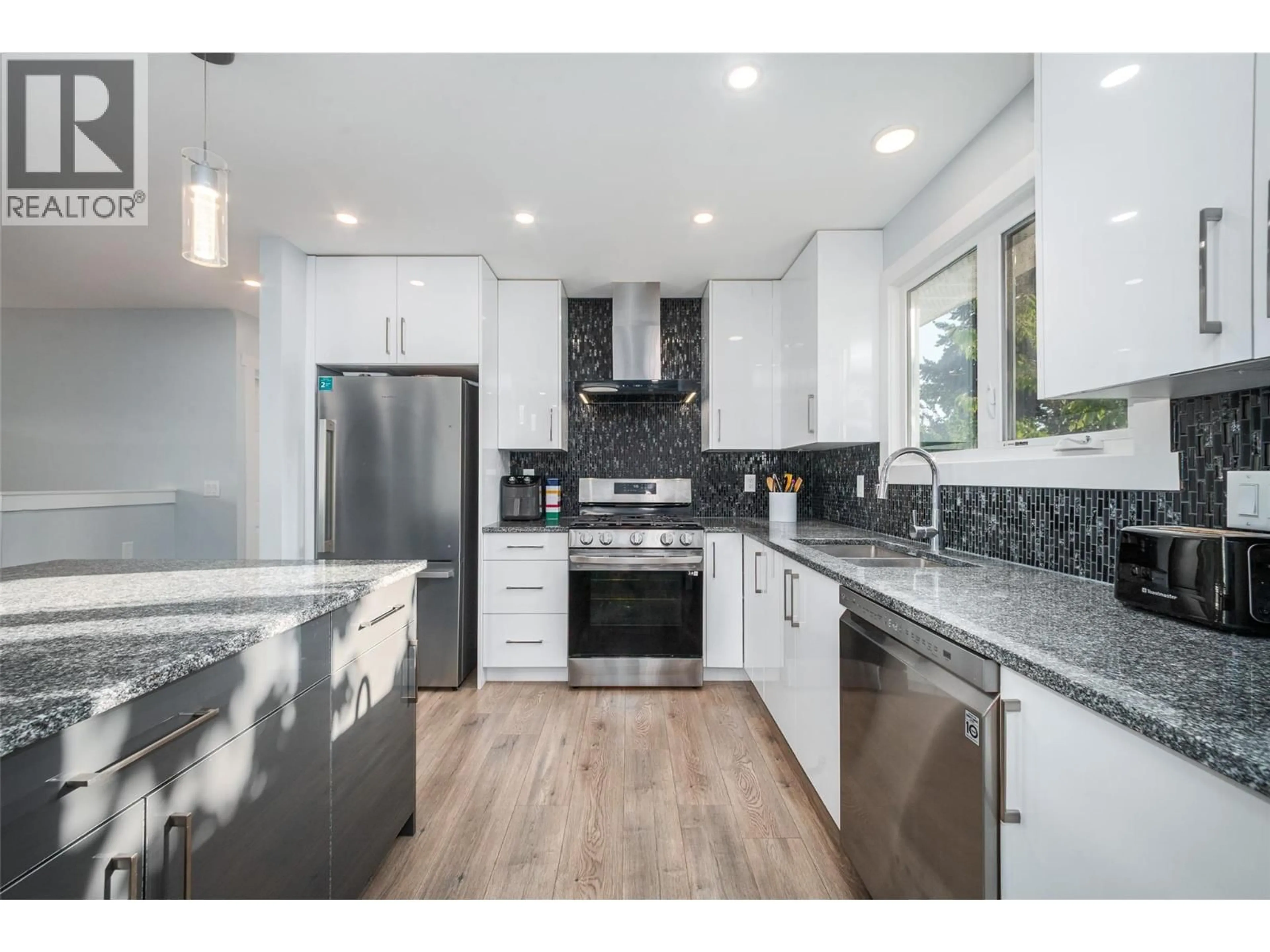 Open concept kitchen, unknown for 320 PRIOR ROAD NORTH, Kelowna British Columbia V1X5N8