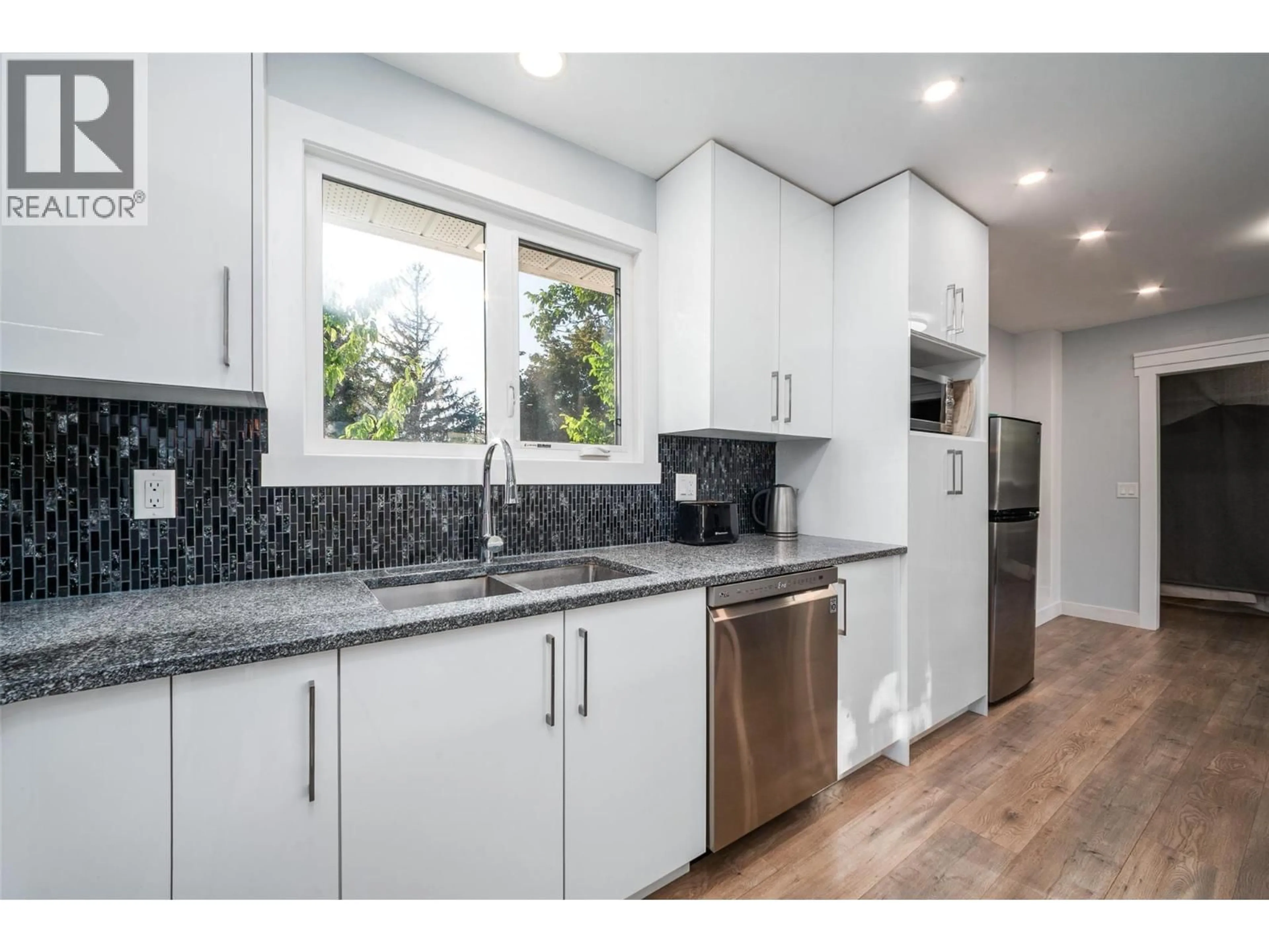 Open concept kitchen, unknown for 320 PRIOR ROAD NORTH, Kelowna British Columbia V1X5N8