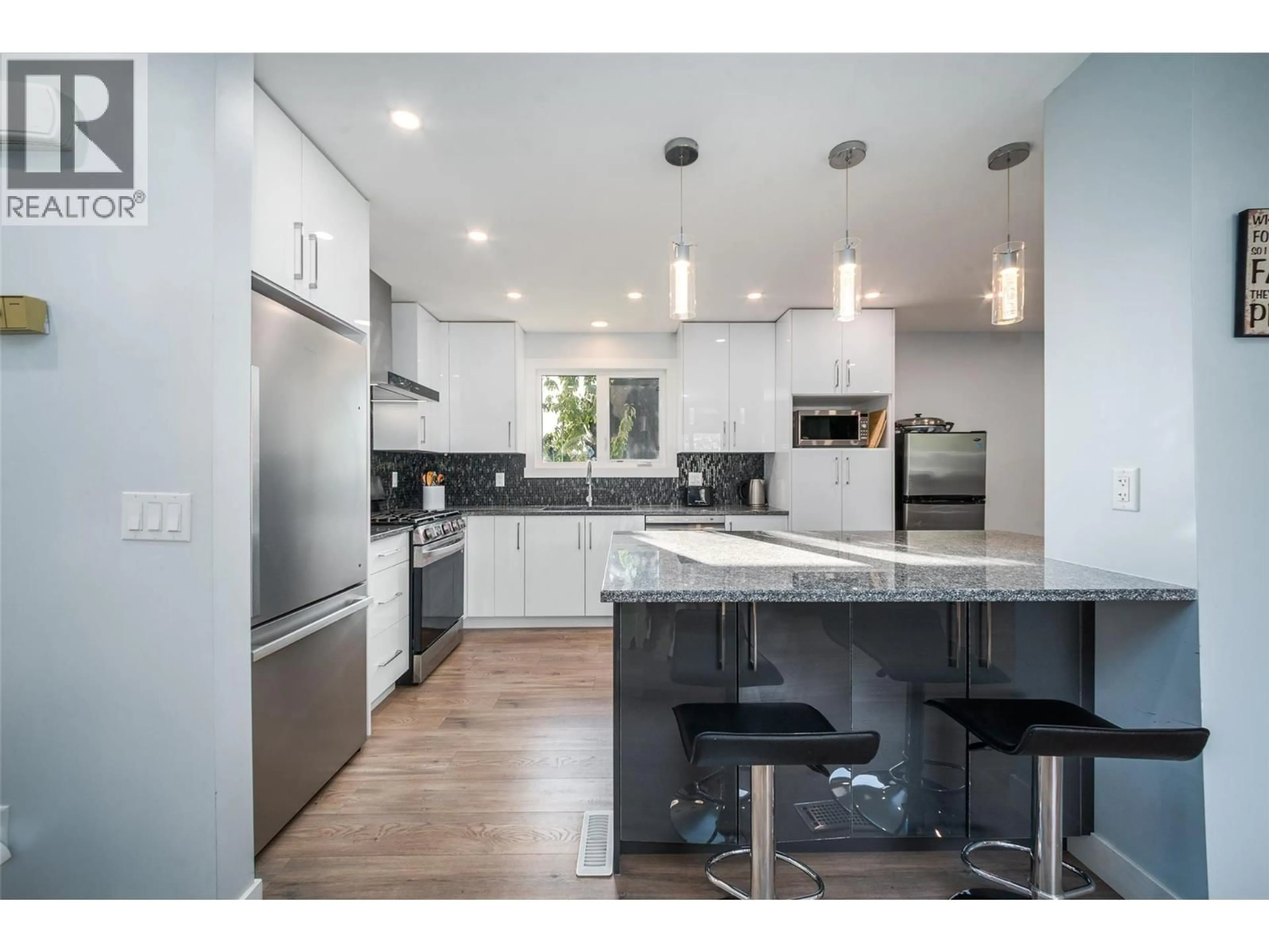Open concept kitchen, unknown for 320 PRIOR ROAD NORTH, Kelowna British Columbia V1X5N8