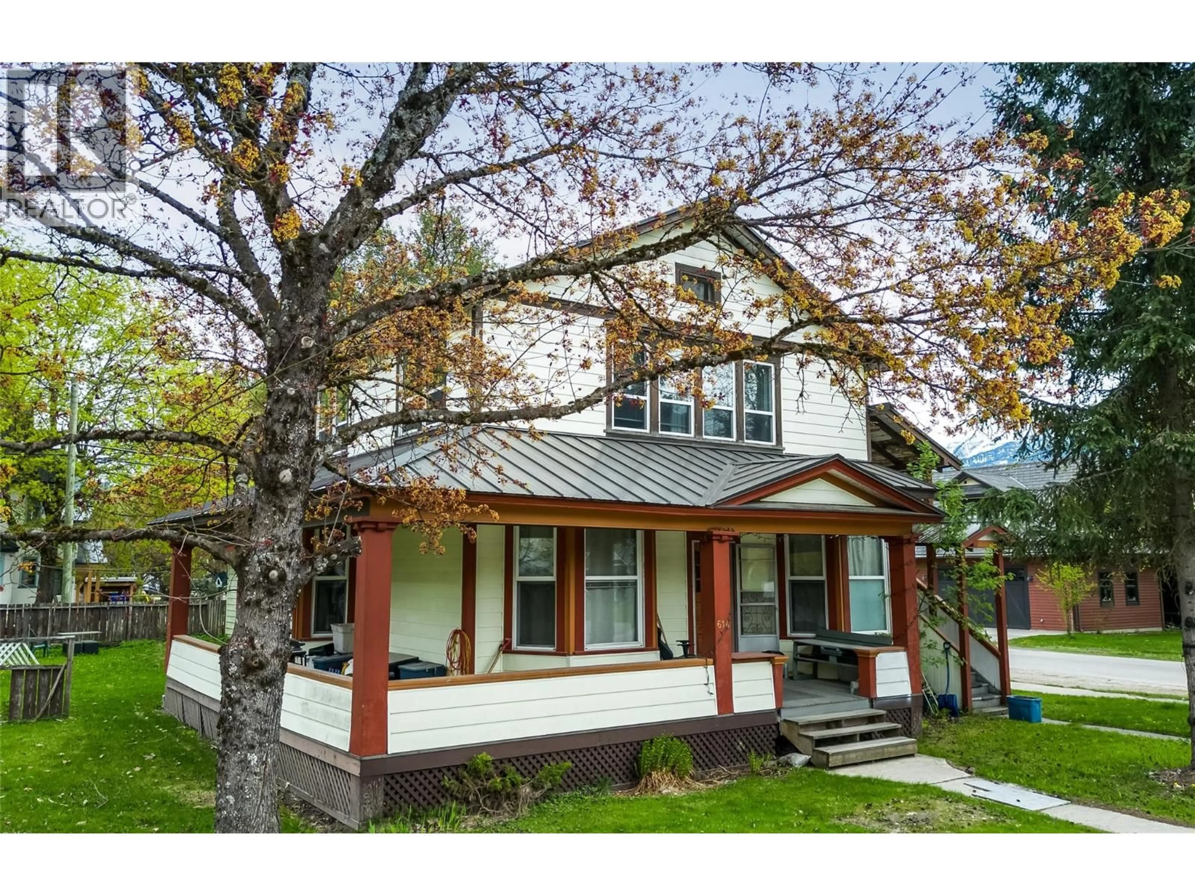 Home with vinyl exterior material, street for 614 MACKENZIE AVENUE, Revelstoke British Columbia V0E2S0