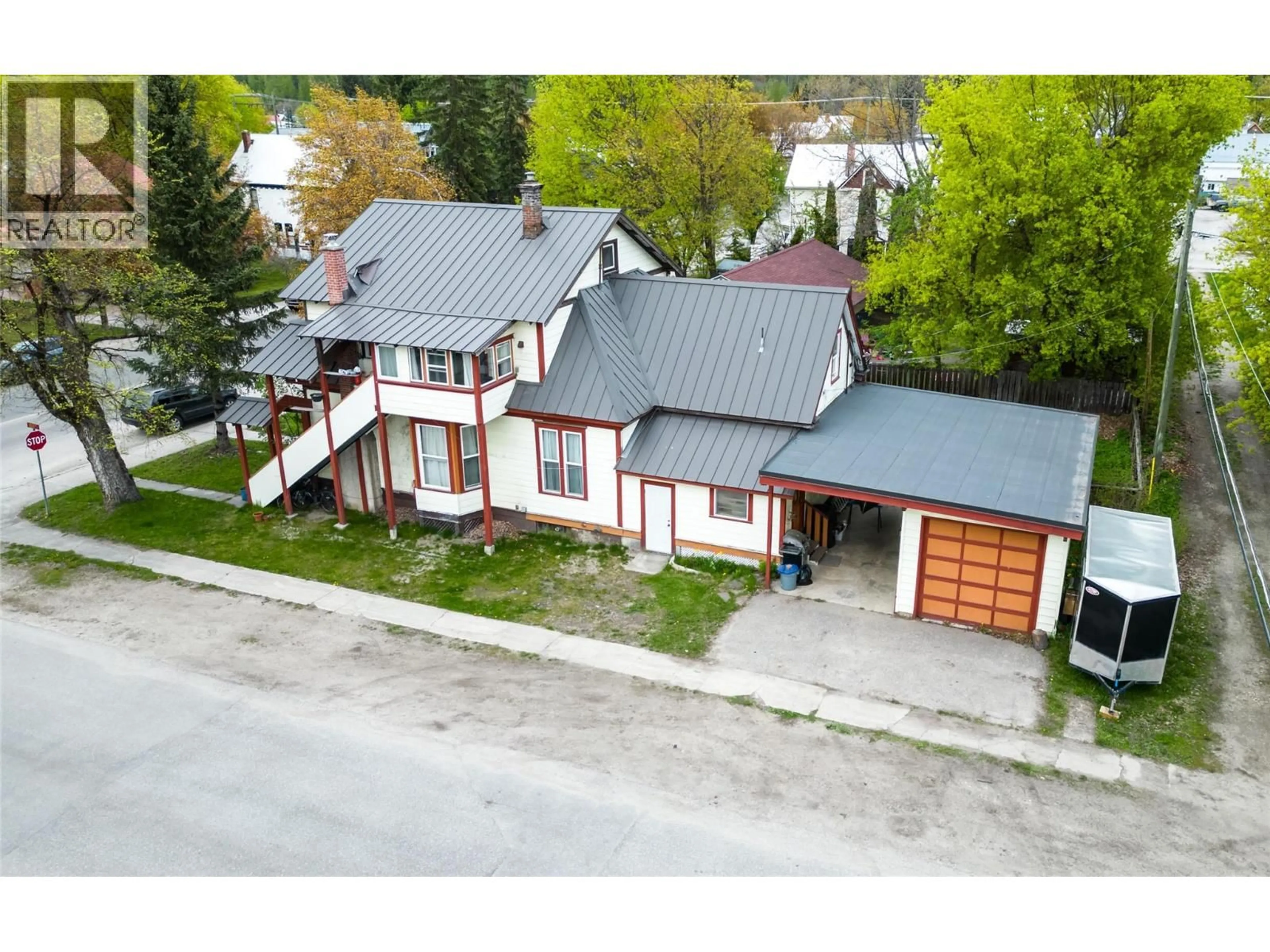 A pic from outside/outdoor area/front of a property/back of a property/a pic from drone, street for 614 MACKENZIE AVENUE, Revelstoke British Columbia V0E2S0