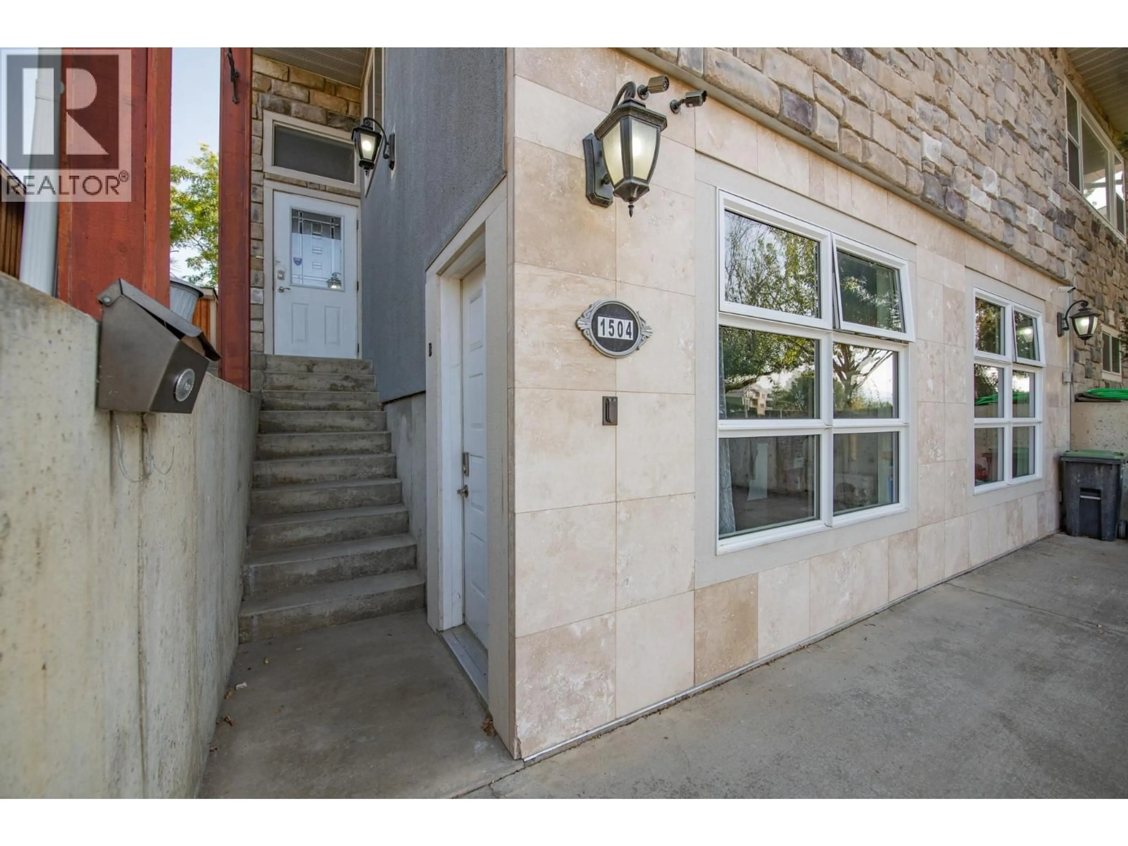 Indoor entryway for 1504 POTTERY ROAD, Vernon British Columbia V1T8M1