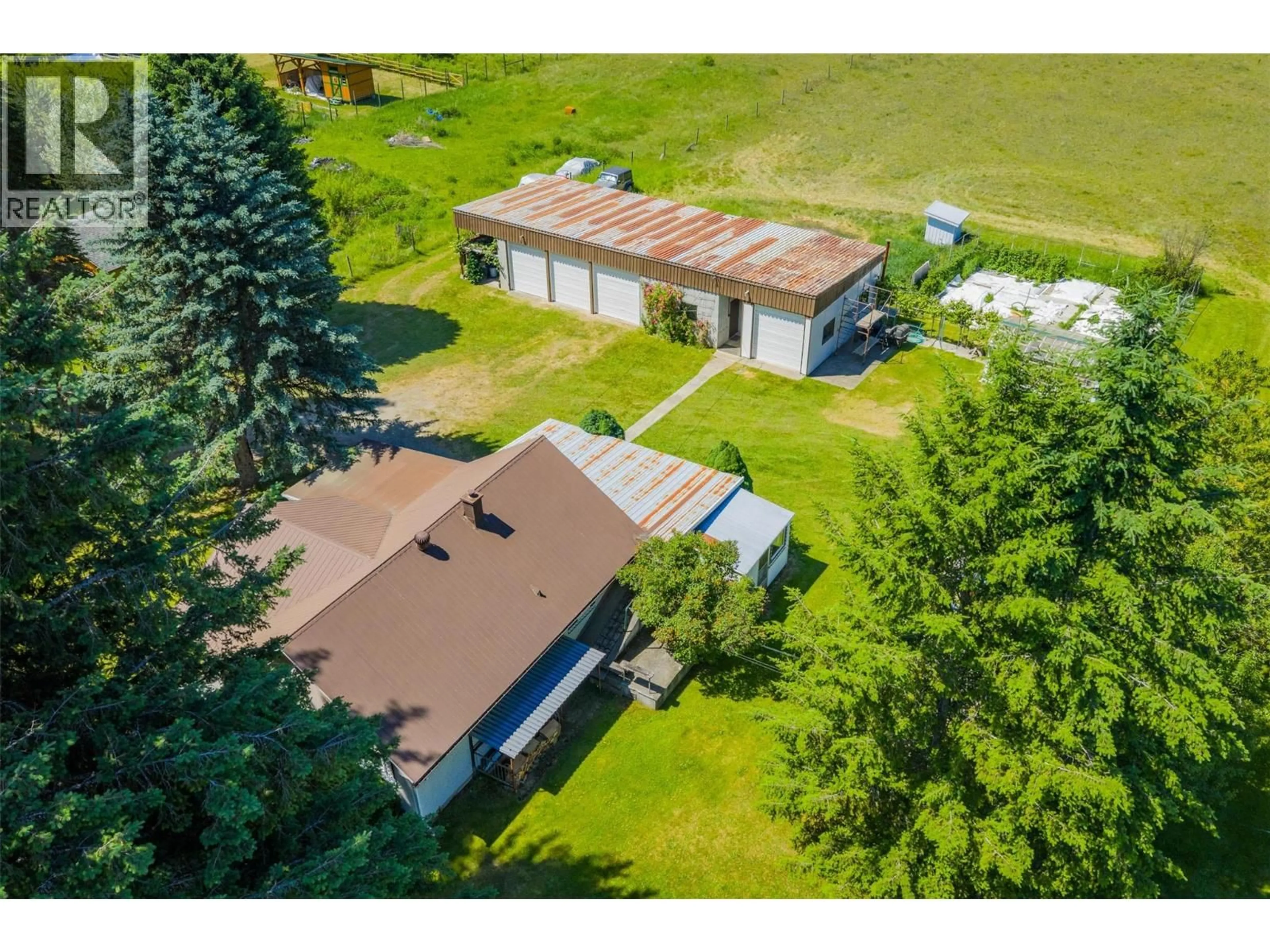 A pic from outside/outdoor area/front of a property/back of a property/a pic from drone, unknown for 2645 SHOREACRES ROAD, Castlegar British Columbia V1N4P8