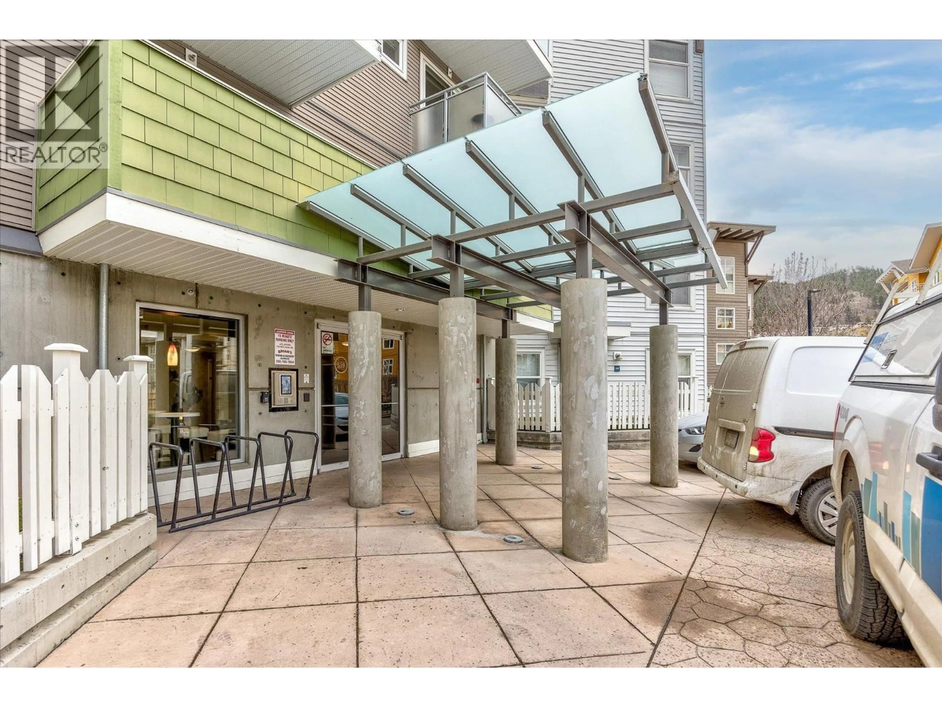 Indoor foyer for 215 - 539 YATES ROAD, Kelowna British Columbia V1V2T8