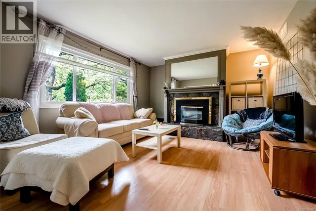 4120 QUADRA STREET, Saanich 2