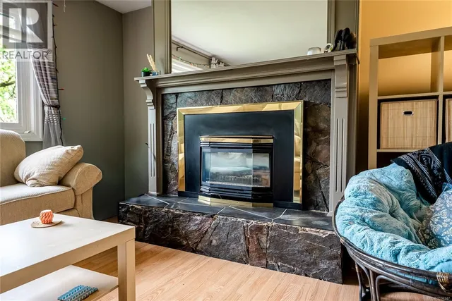 4120 QUADRA STREET, Saanich 5