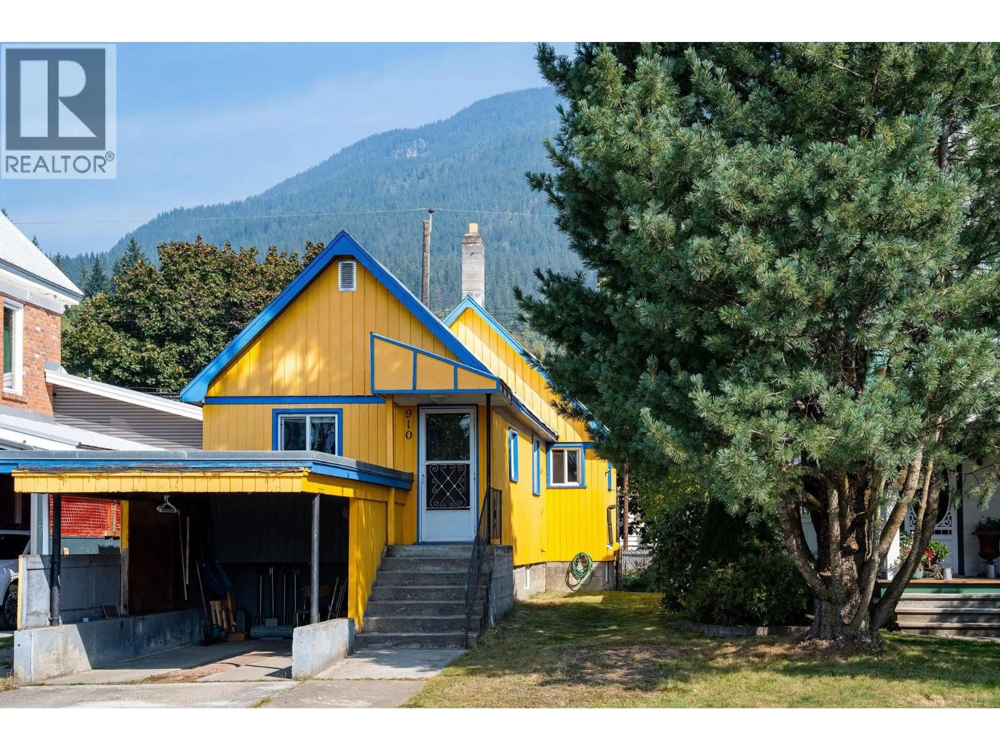 Home with vinyl exterior material, mountain view for 910 SECOND STREET WEST, Revelstoke British Columbia V0E2S0