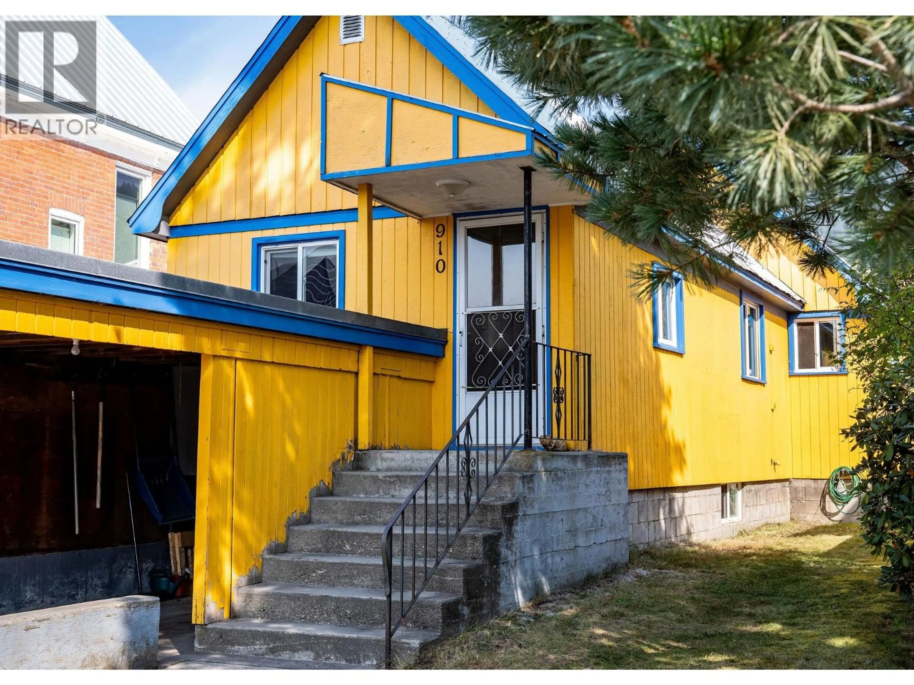 Home with vinyl exterior material, street for 910 SECOND STREET WEST, Revelstoke British Columbia V0E2S0