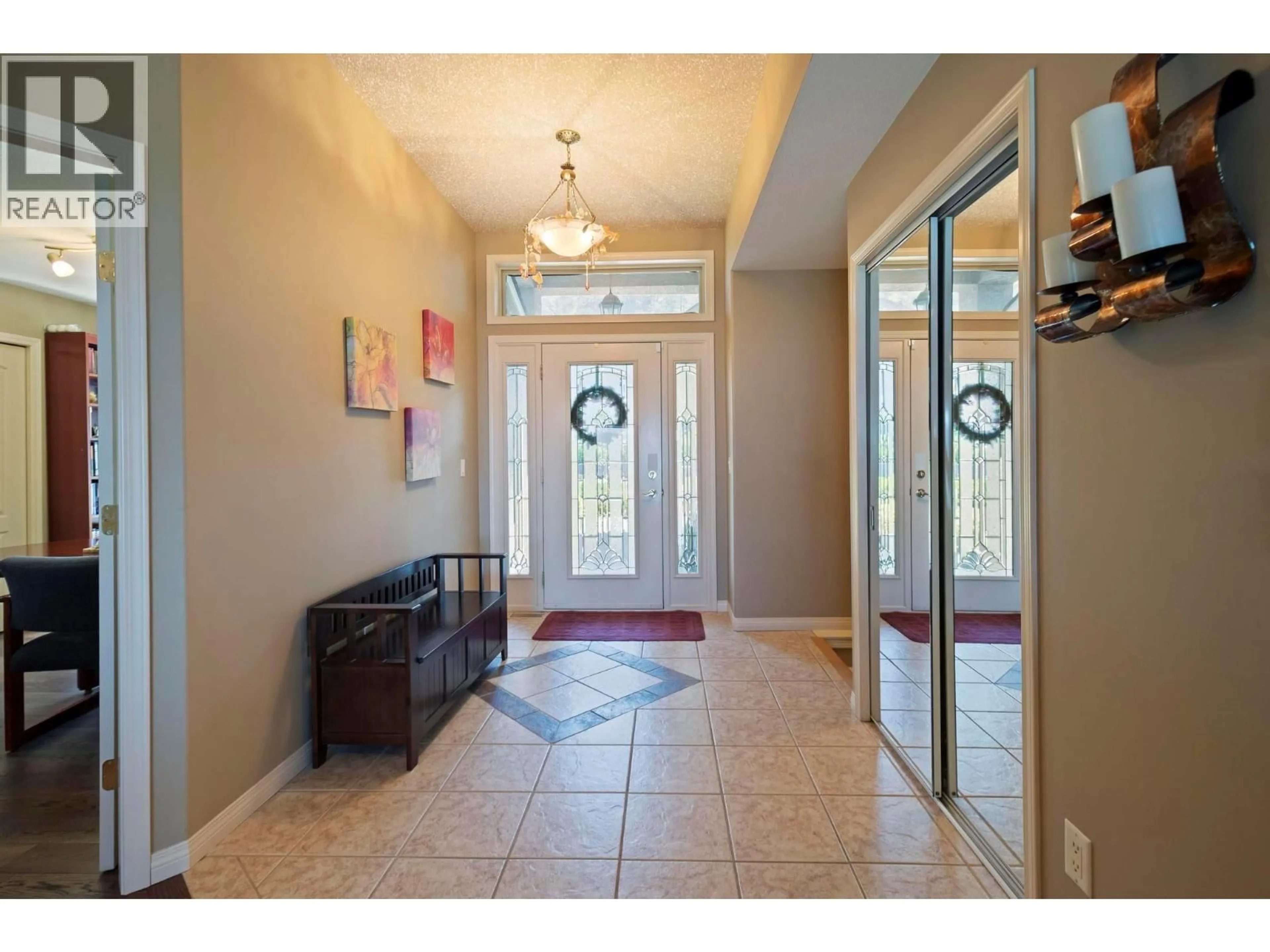 Indoor entryway for 1000 LONE PINE DRIVE, Kelowna British Columbia V1P1M7