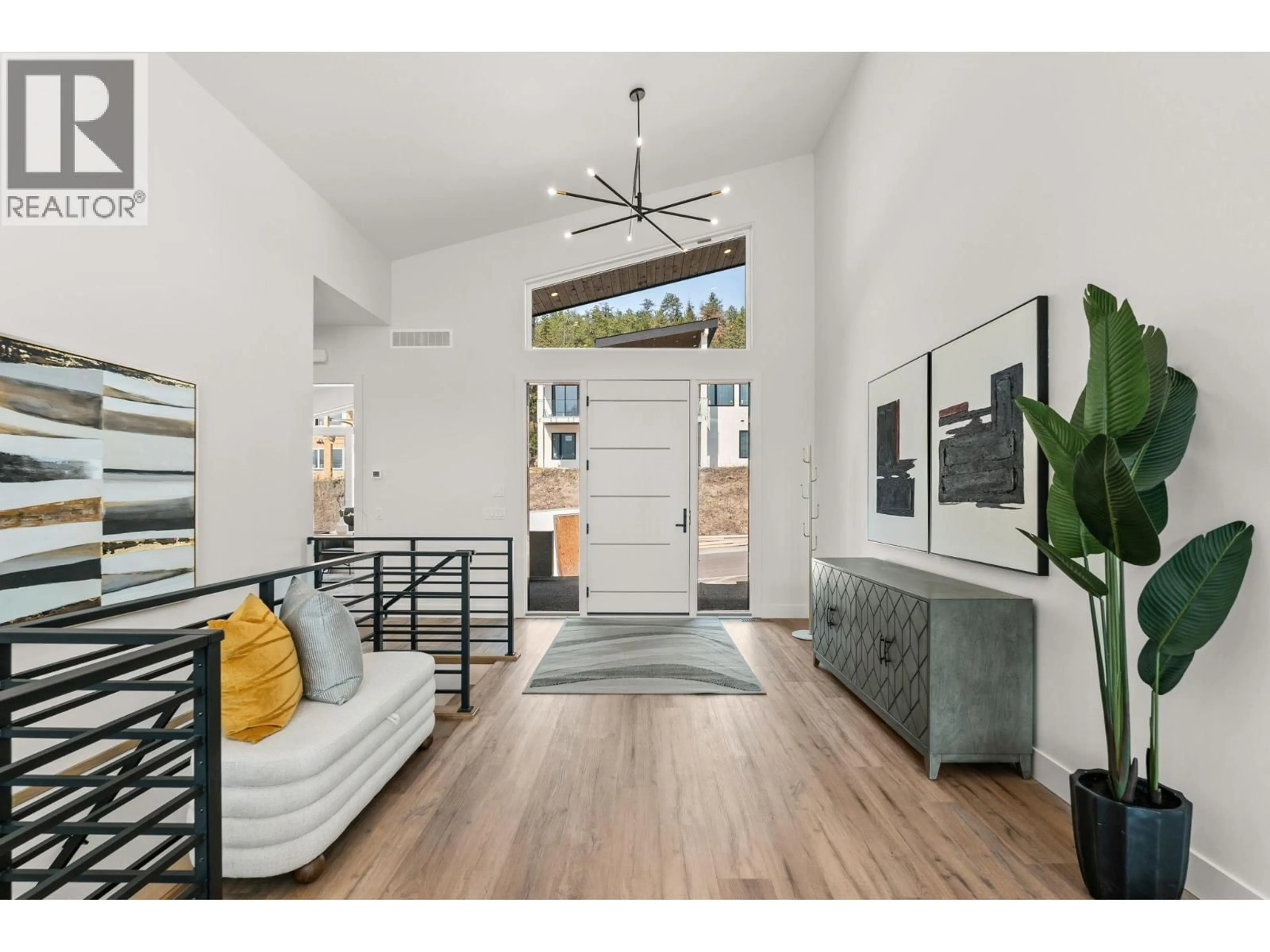 Indoor entryway for 901 MELROSE STREET, Kelowna British Columbia V1P0A8