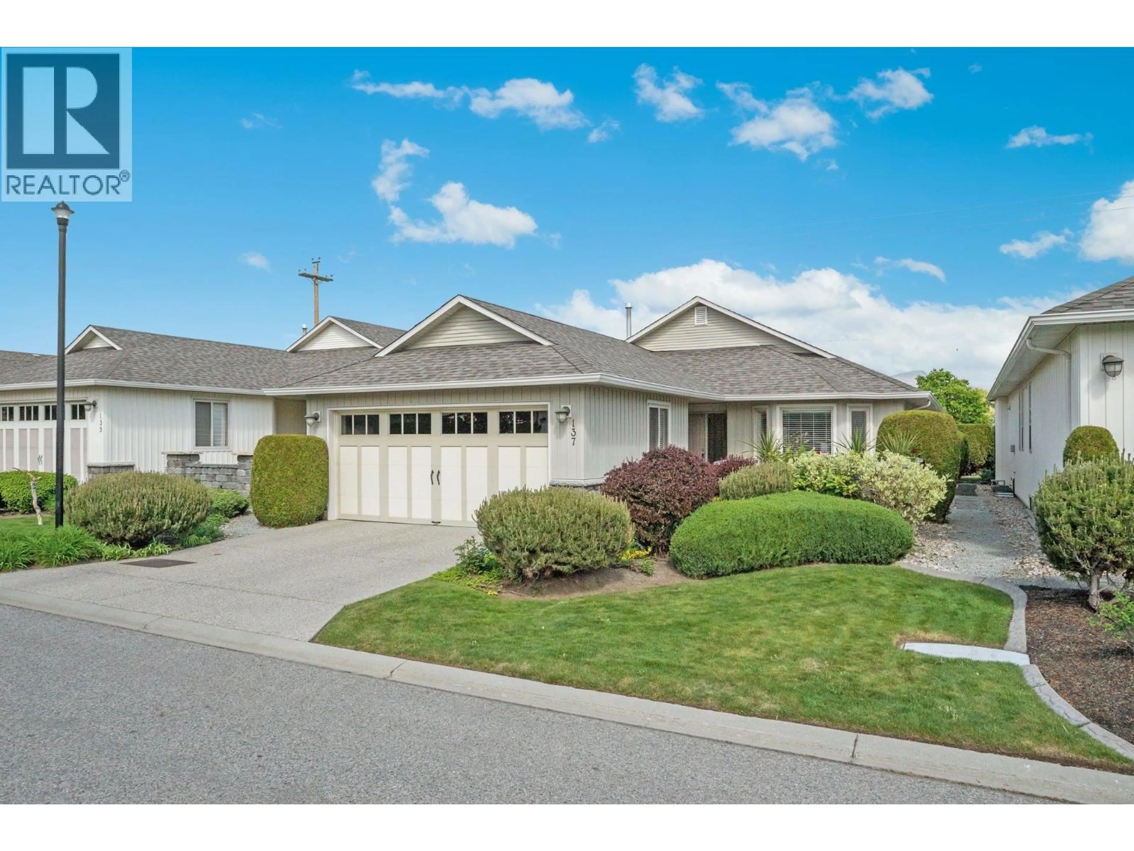 Home with vinyl exterior material, street for 137 - 1405 GUISACHAN PLACE, Kelowna British Columbia V1Y9X8