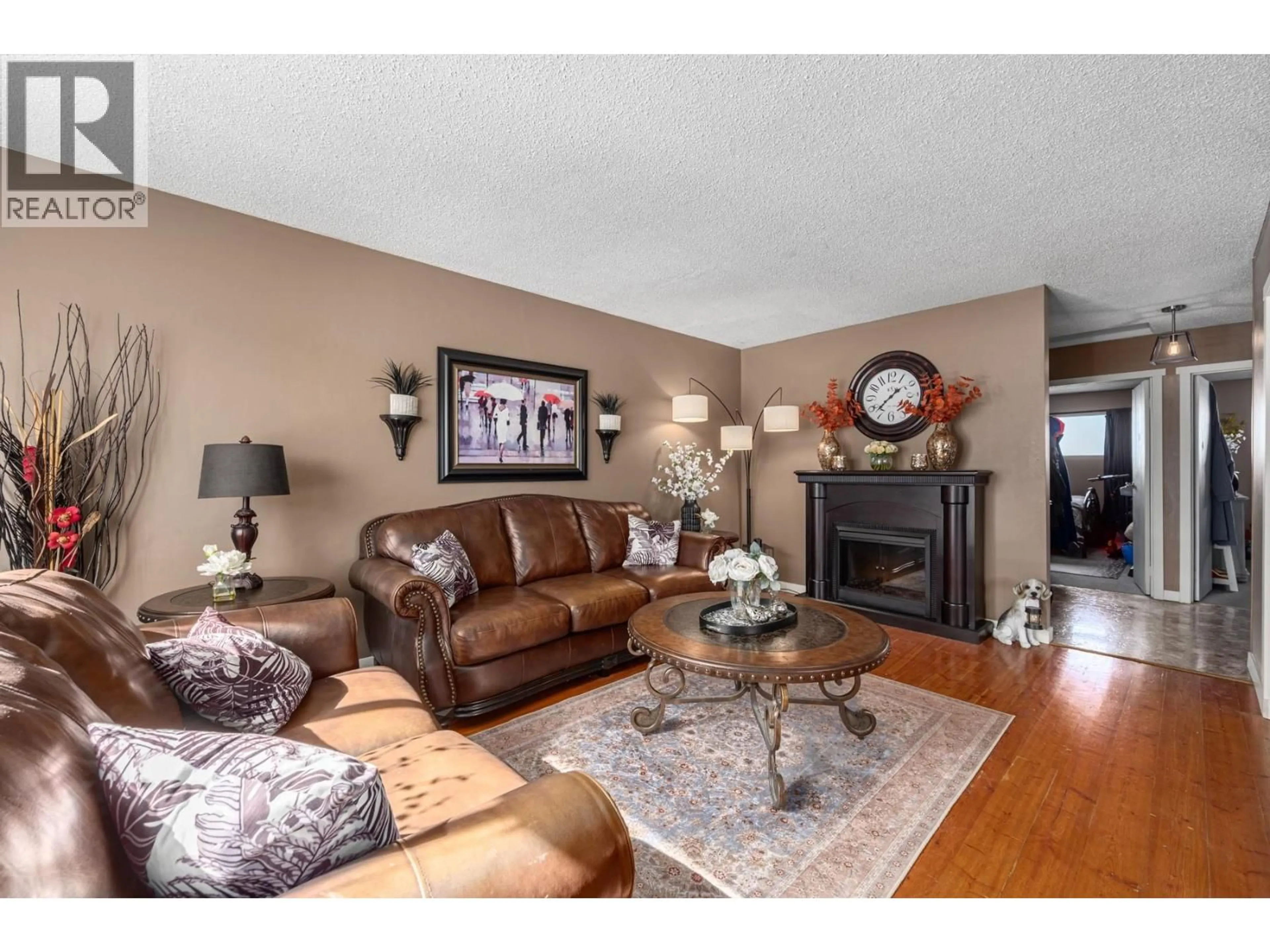 Living room with furniture, wood/laminate floor for 392 WADDINGTON DRIVE, Kamloops British Columbia V2E1M5