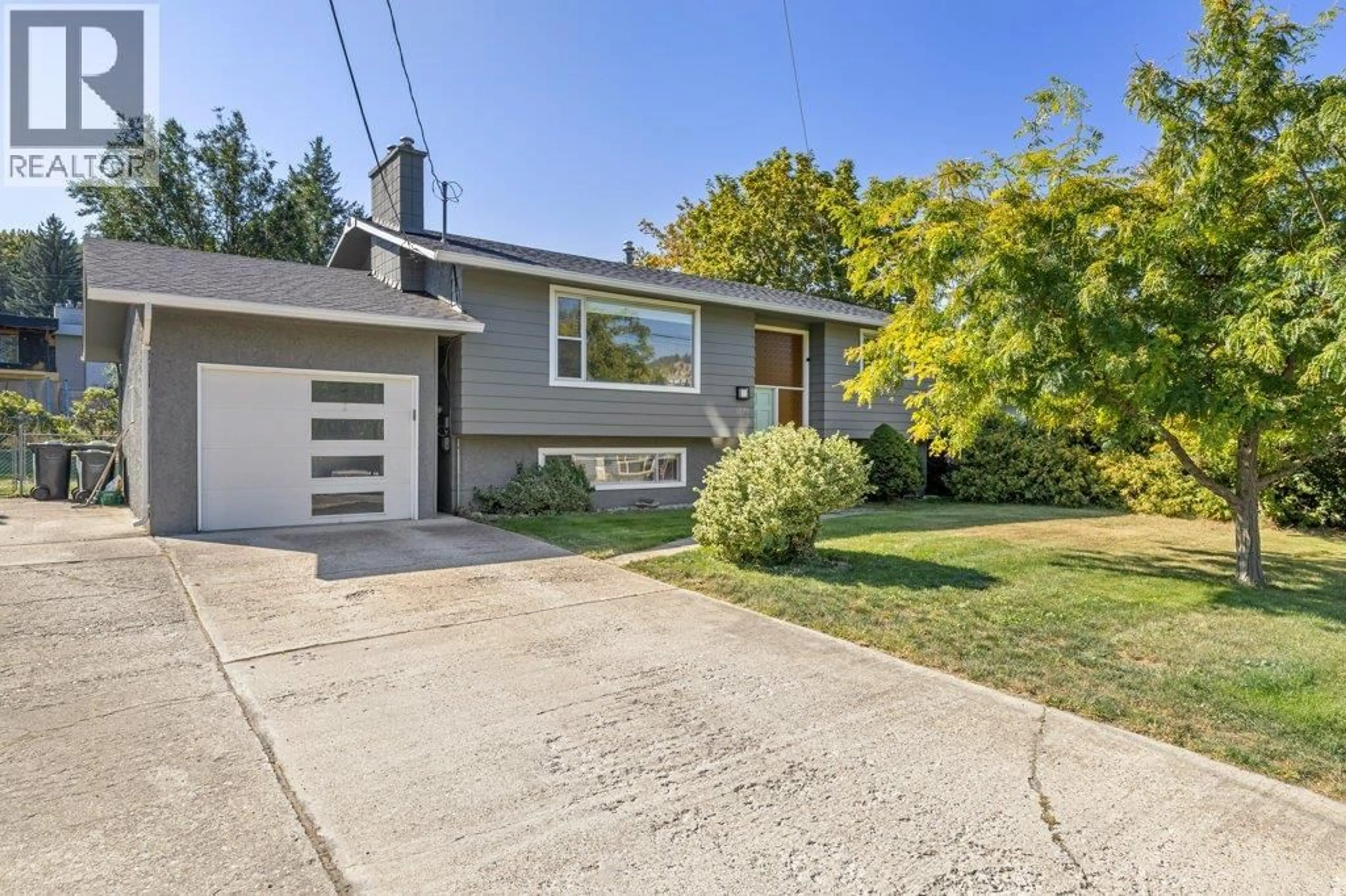 Home with vinyl exterior material, street for 1777 AUTUMN ROAD, Kelowna British Columbia V1P1G1