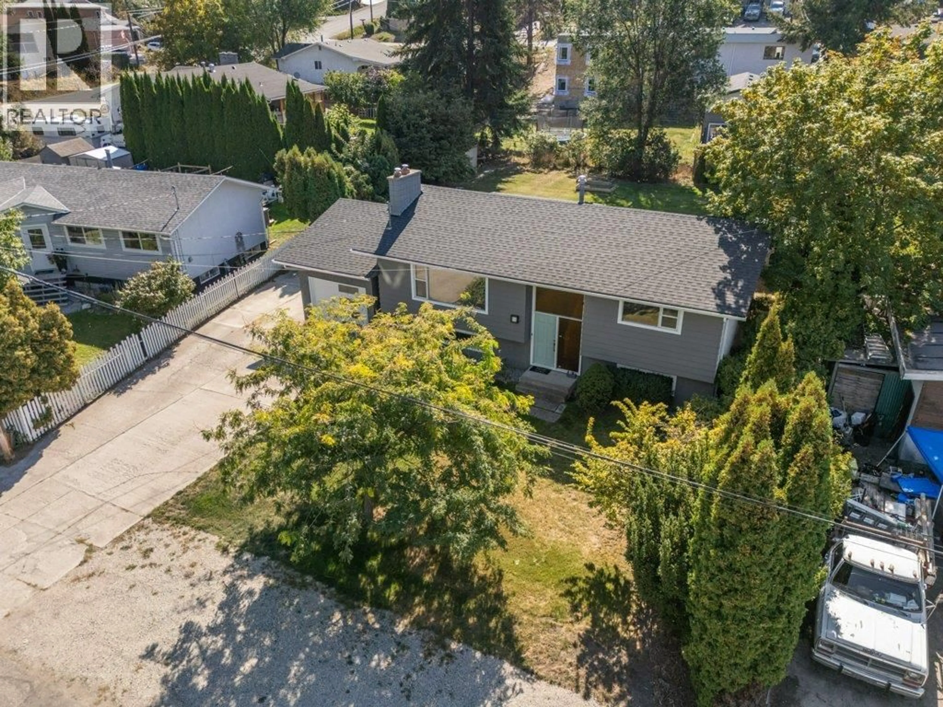 A pic from outside/outdoor area/front of a property/back of a property/a pic from drone, street for 1777 AUTUMN ROAD, Kelowna British Columbia V1P1G1