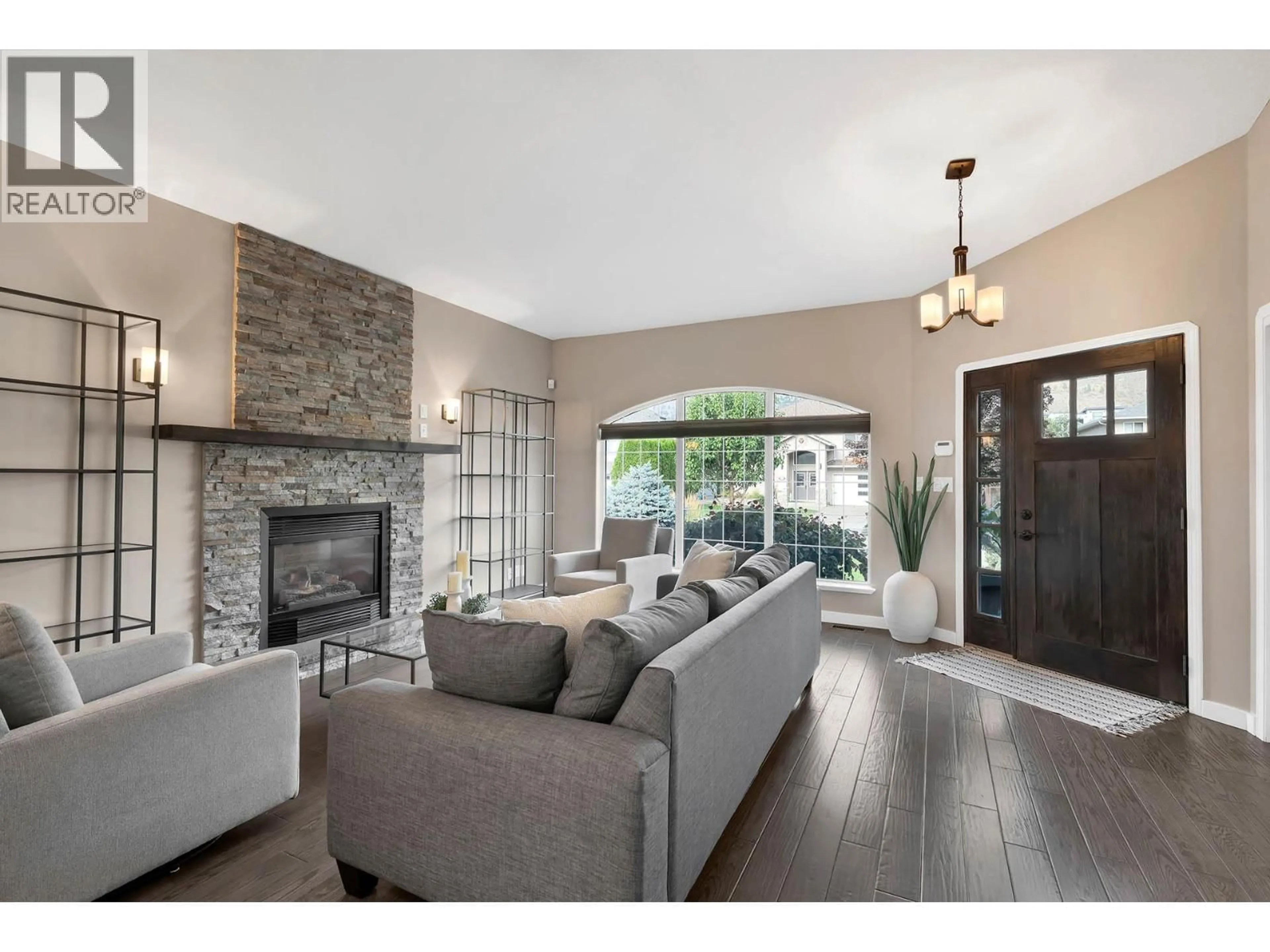 Living room with furniture, unknown for 3723 OVERLANDER DRIVE, Kamloops British Columbia V2B8M4