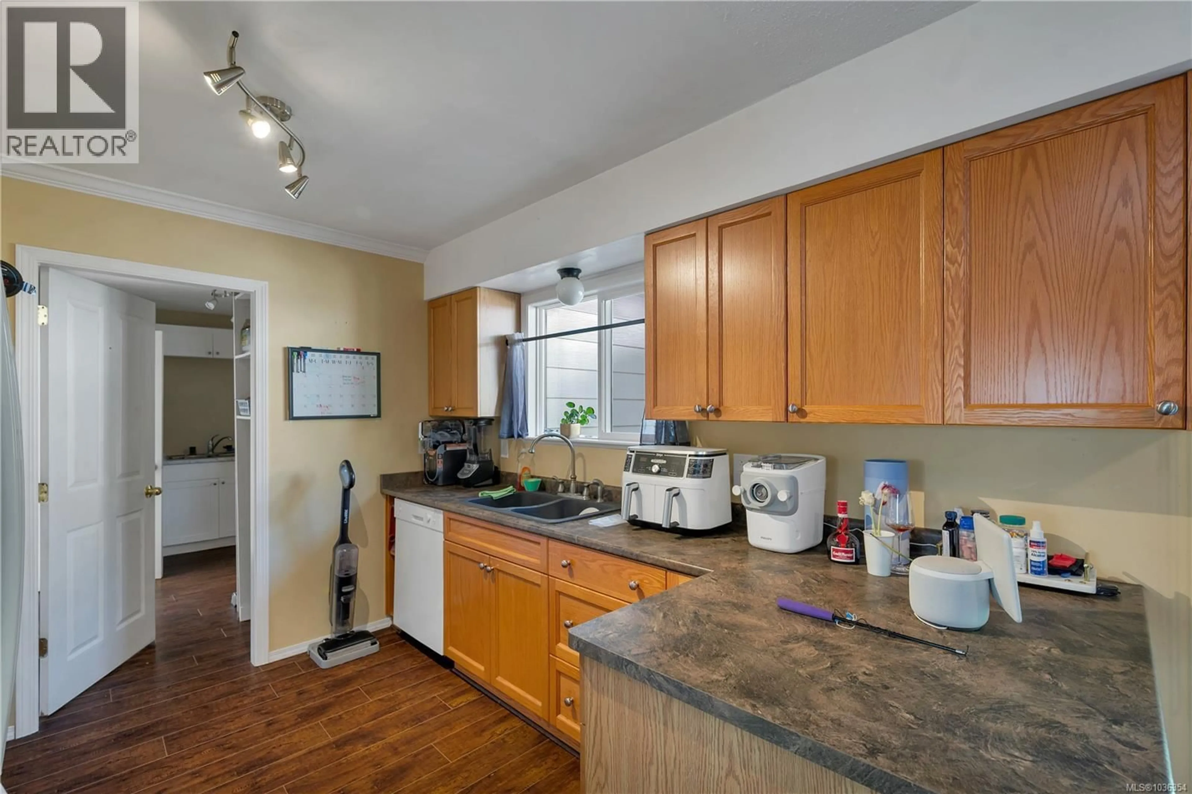 Standard kitchen, unknown for 823 KALMAR ROAD, Campbell River British Columbia V9W2A1