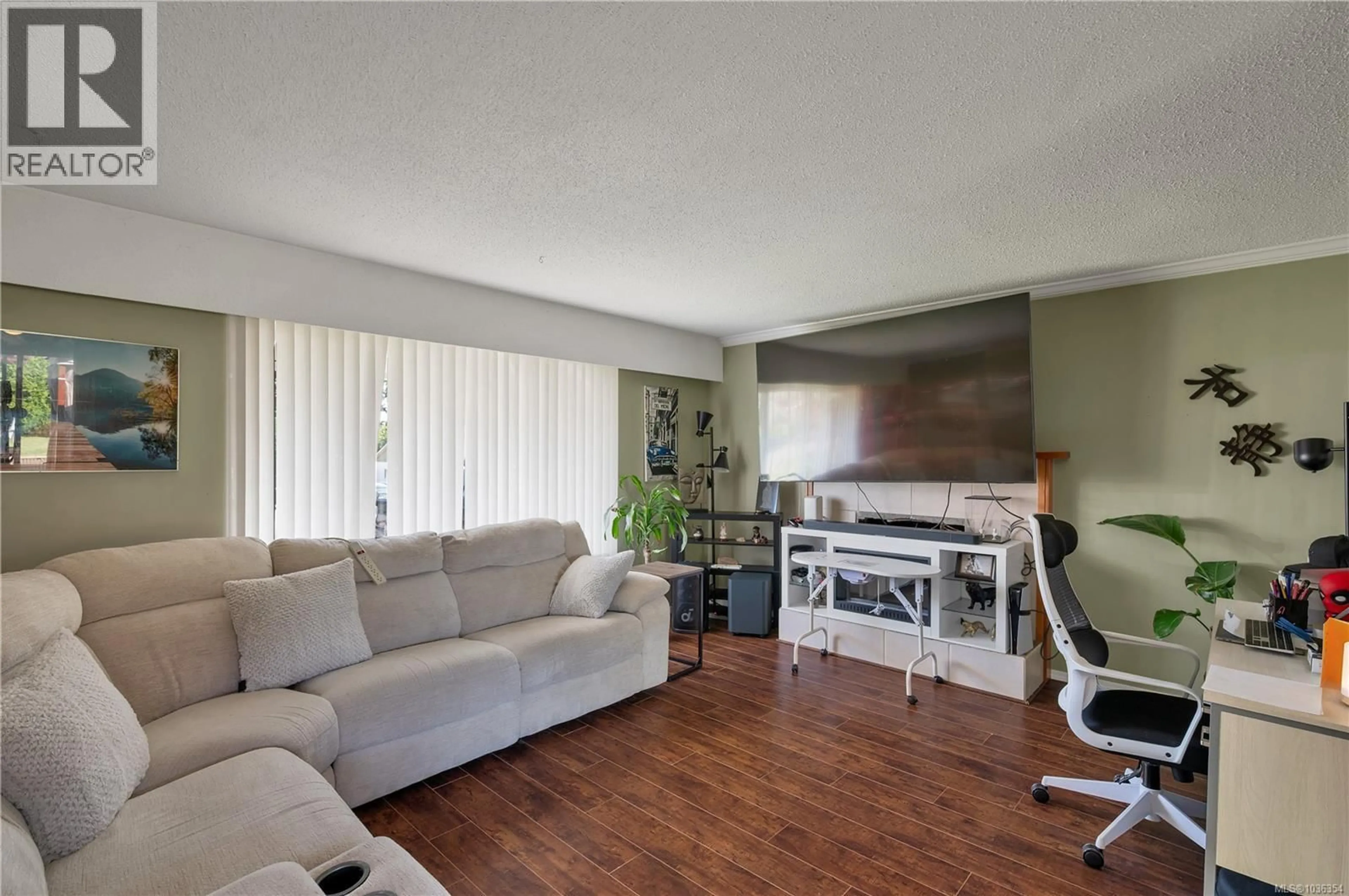 Living room with furniture, wood/laminate floor for 823 KALMAR ROAD, Campbell River British Columbia V9W2A1