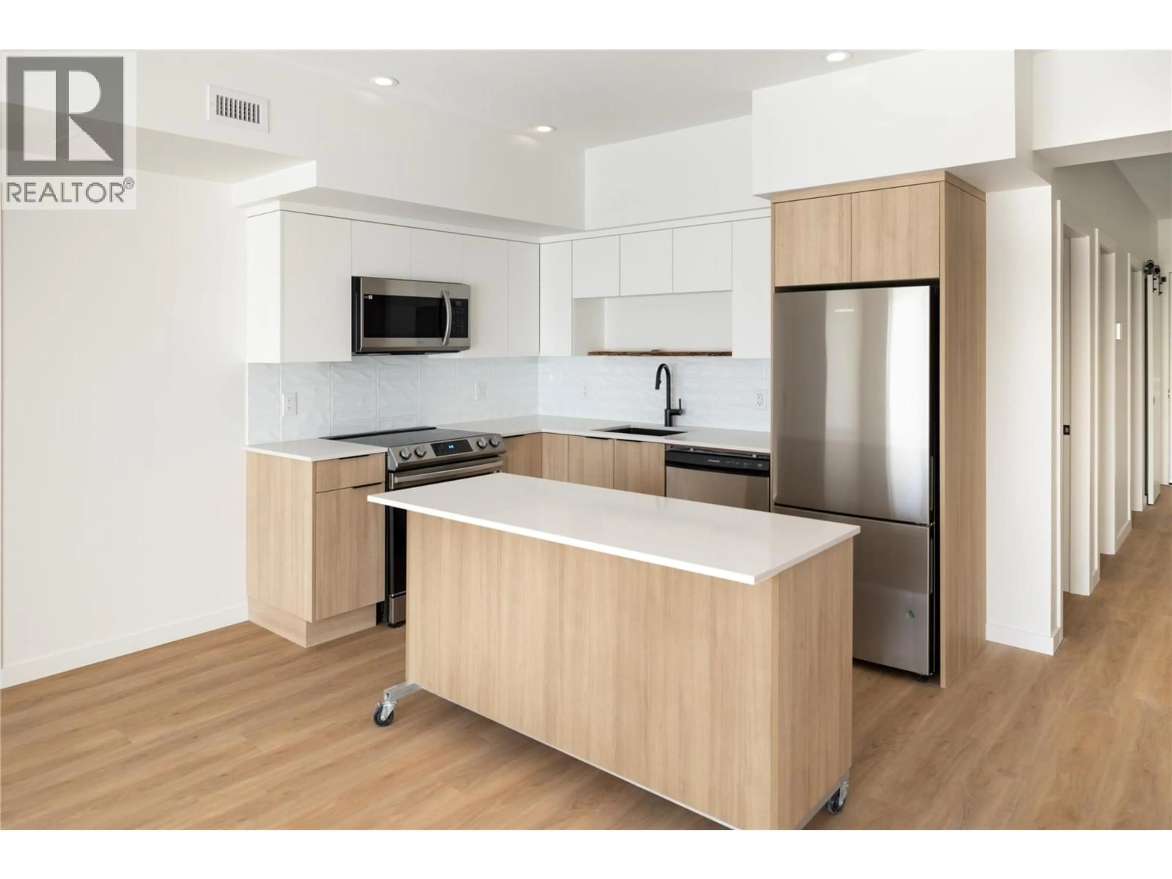 Standard kitchen, wood/laminate floor for 415 - 604 CAWSTON AVENUE, Kelowna British Columbia V1Y6Z4