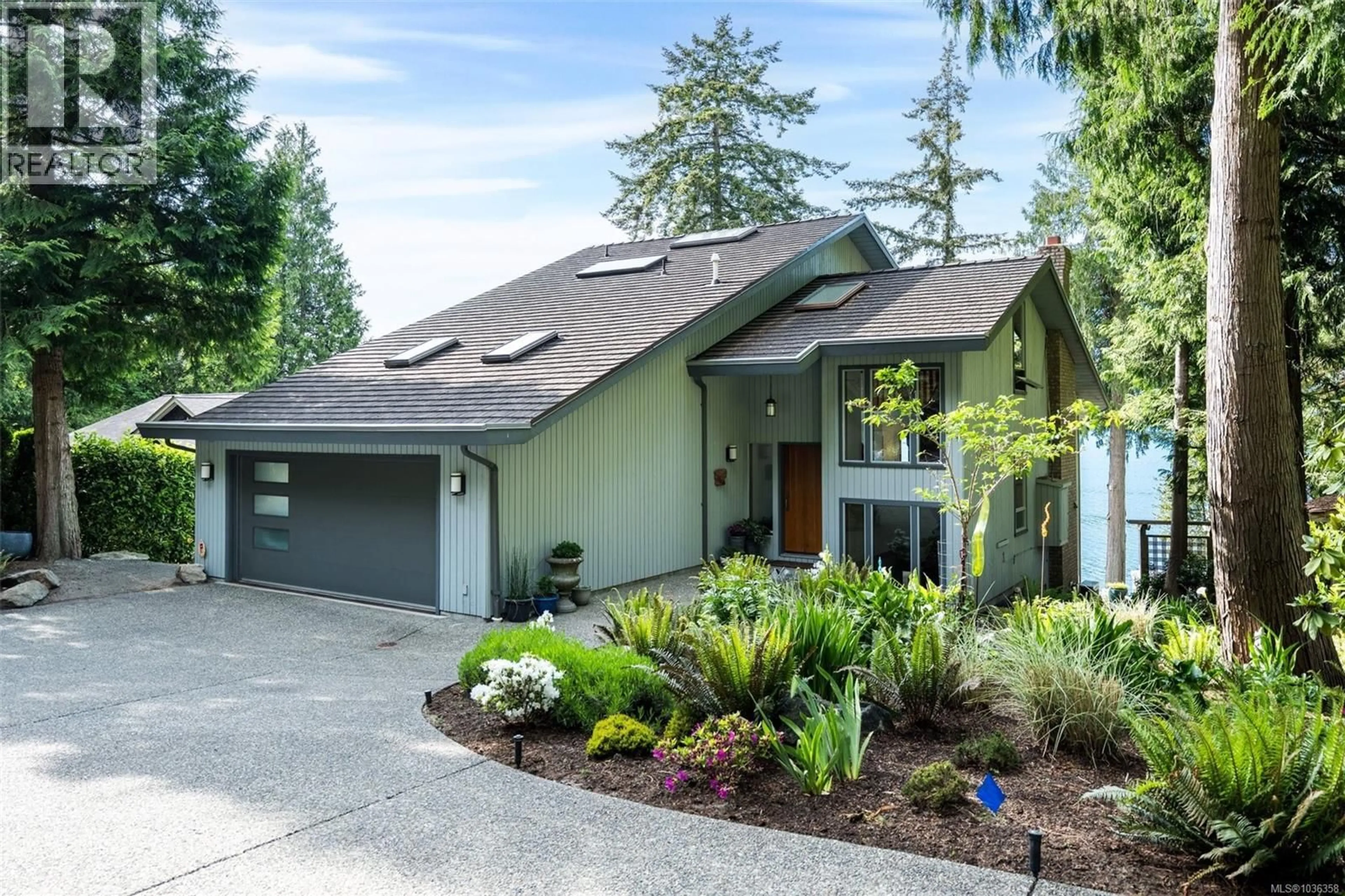 Home with vinyl exterior material, street for 958 LANDS END ROAD, North Saanich British Columbia V8L4R4