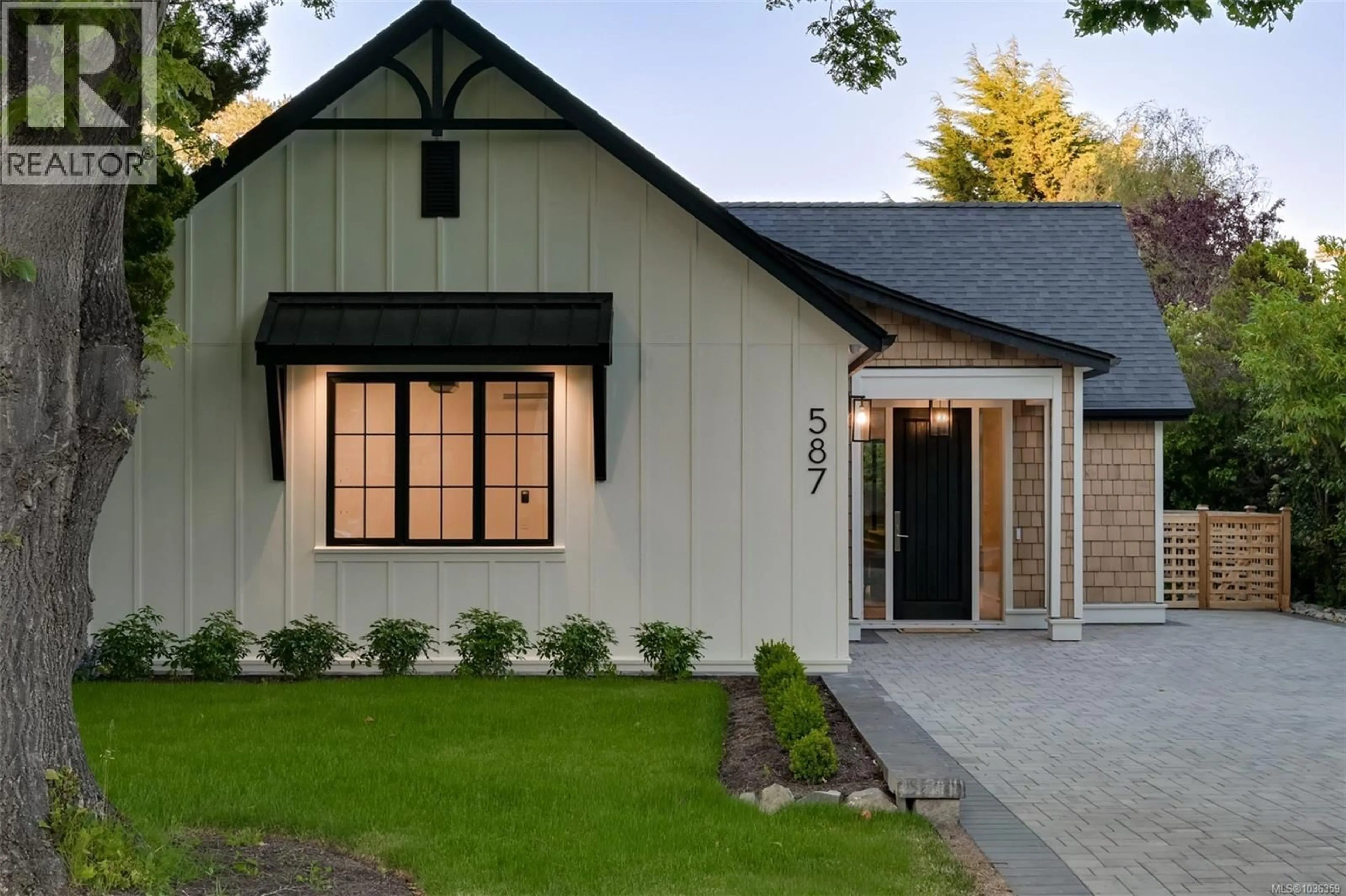 Home with vinyl exterior material, street for 587 OLIVER STREET, Oak Bay British Columbia V8S4W2