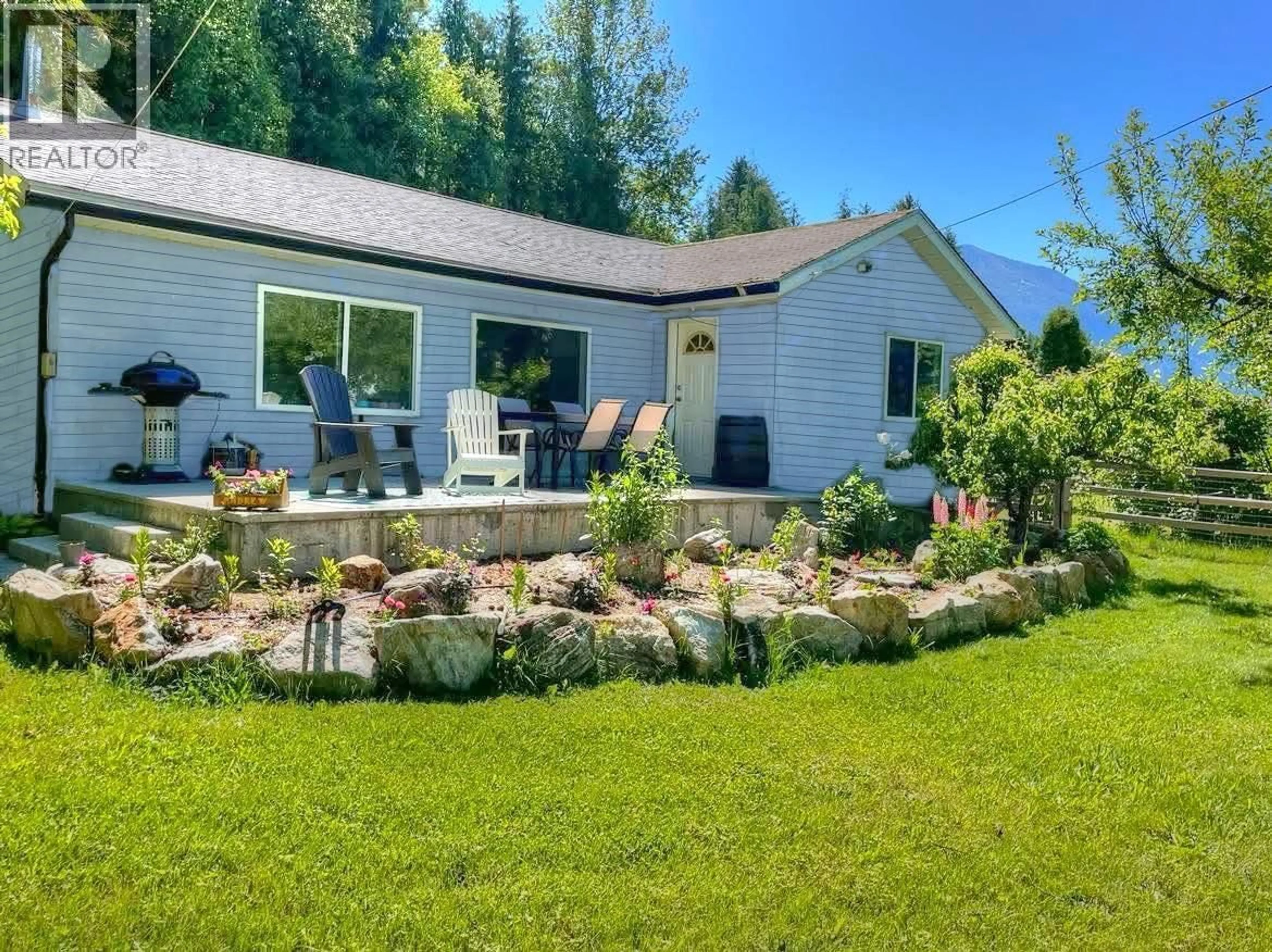 A pic from outside/outdoor area/front of a property/back of a property/a pic from drone, unknown for 517 3A AVENUE NORTHWEST, Nakusp British Columbia V0G1R0