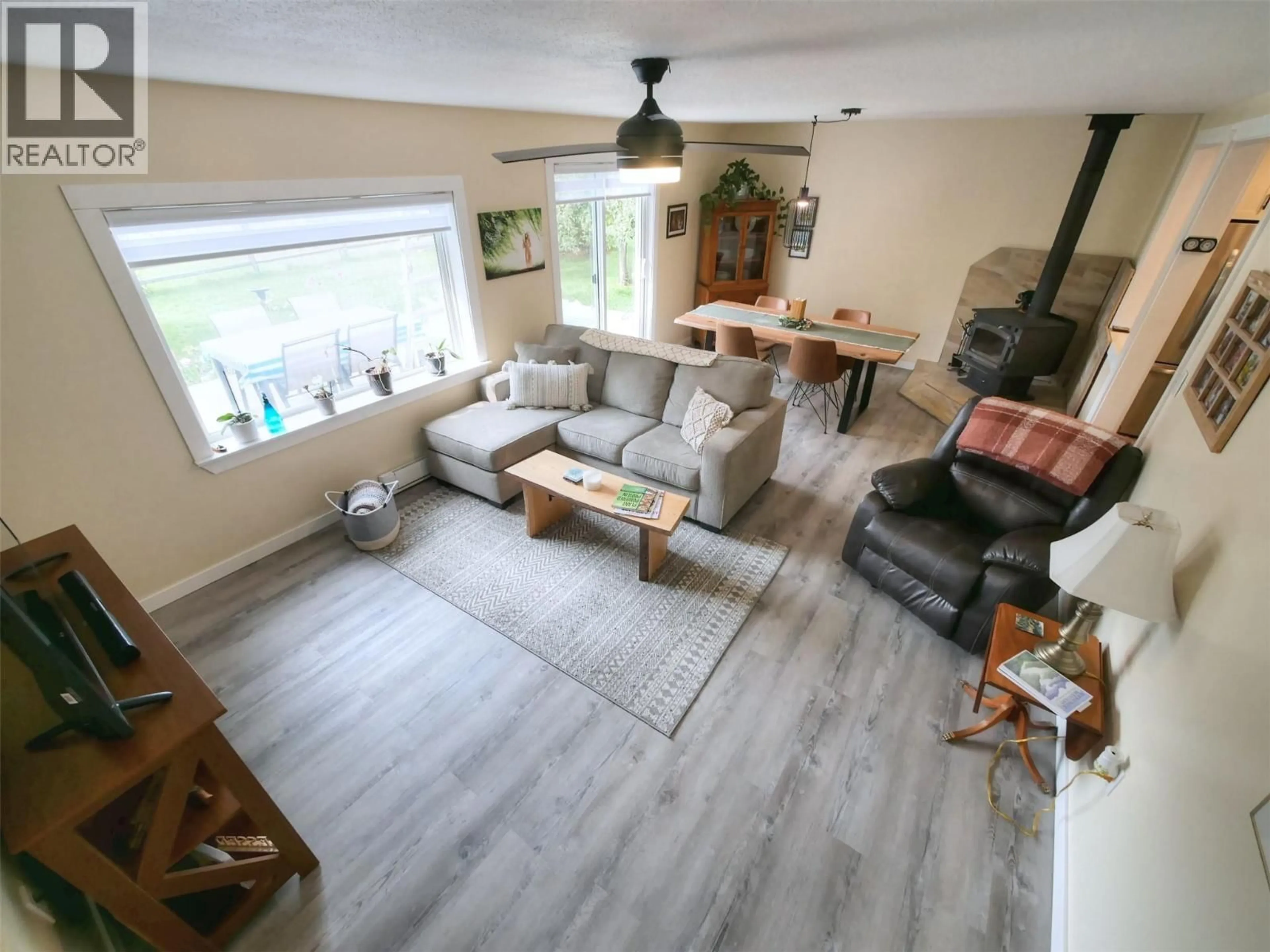 Living room with furniture, unknown for 517 3A AVENUE NORTHWEST, Nakusp British Columbia V0G1R0
