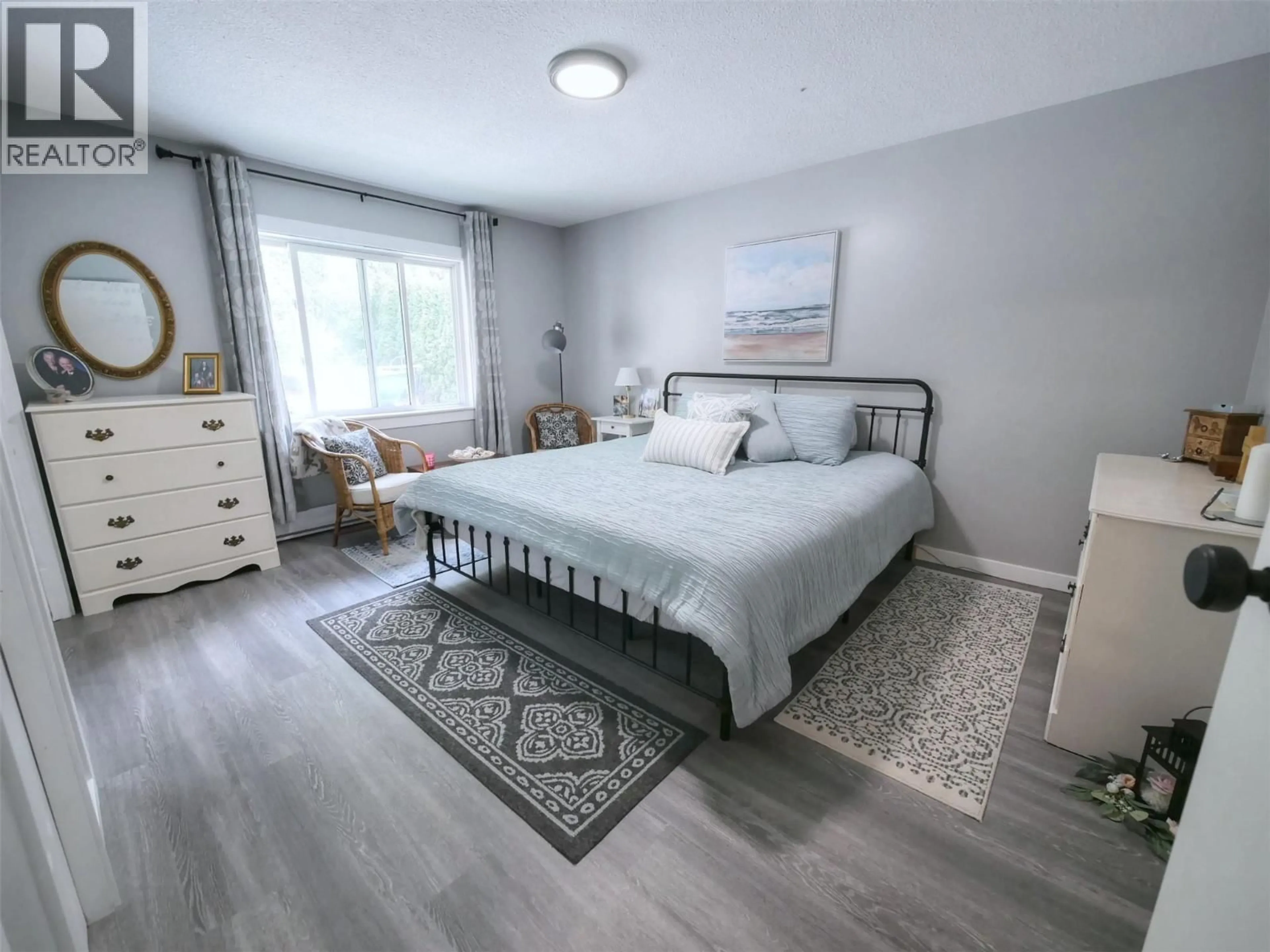Bedroom with bed, wood/laminate floor for 517 3A AVENUE NORTHWEST, Nakusp British Columbia V0G1R0