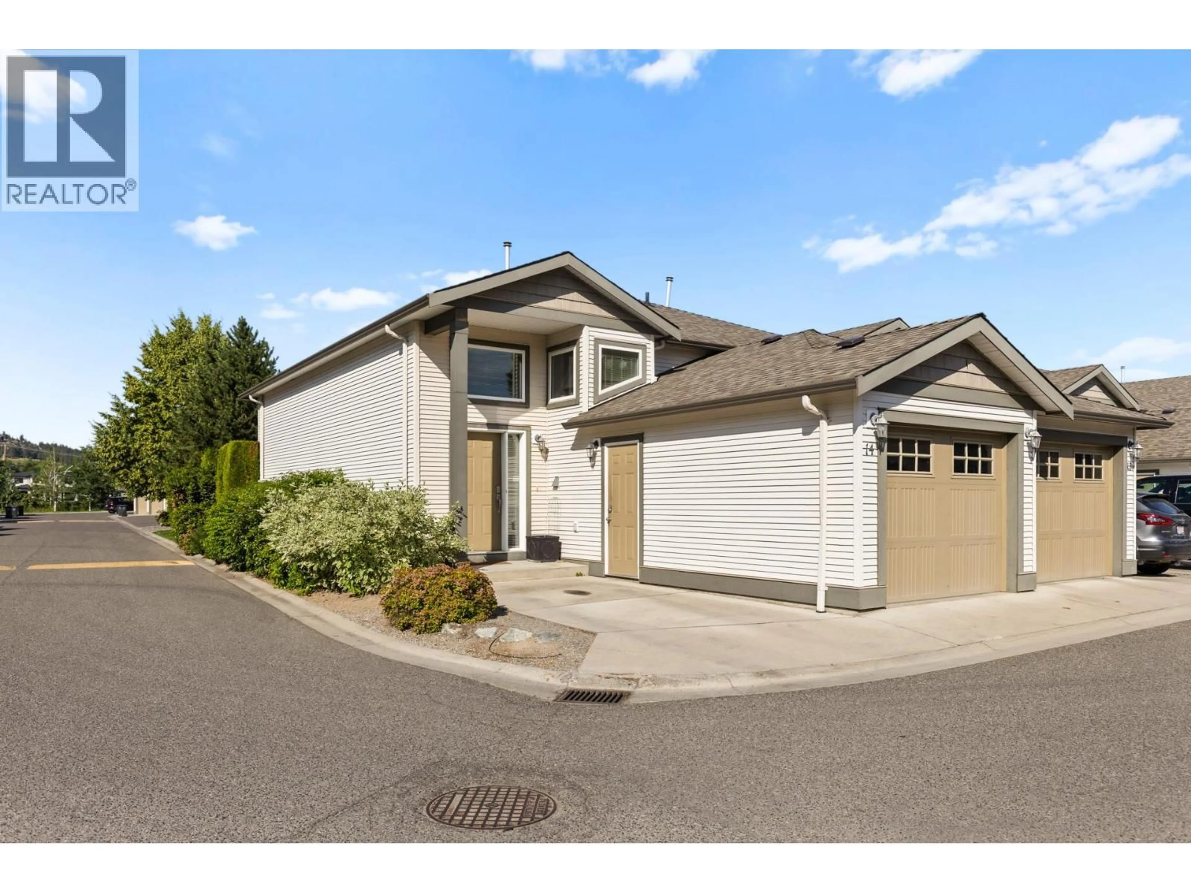 Home with vinyl exterior material, street for 14 - 225 GLEN PARK DRIVE, Kelowna British Columbia V1V2X5