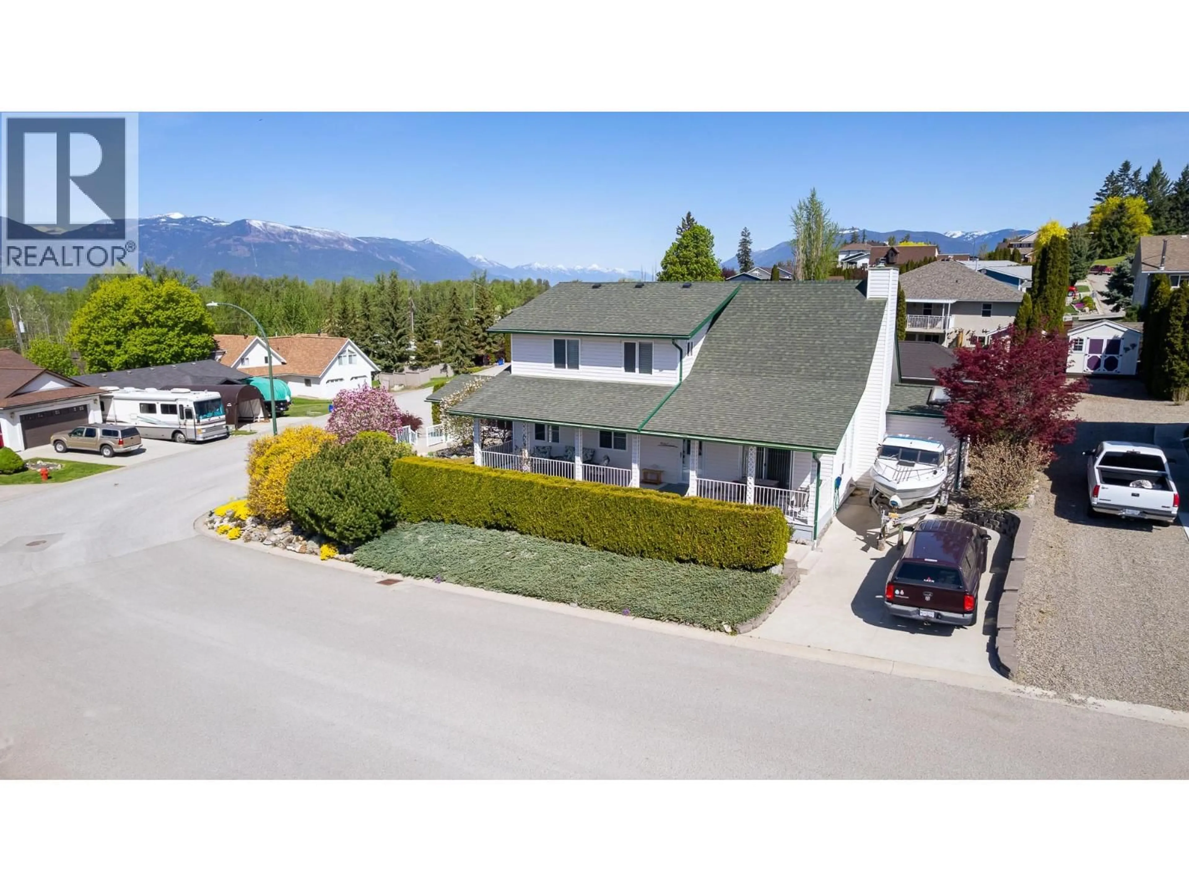A pic from outside/outdoor area/front of a property/back of a property/a pic from drone, mountain view for 304 DUGAN STREET, Creston British Columbia V0B1G3