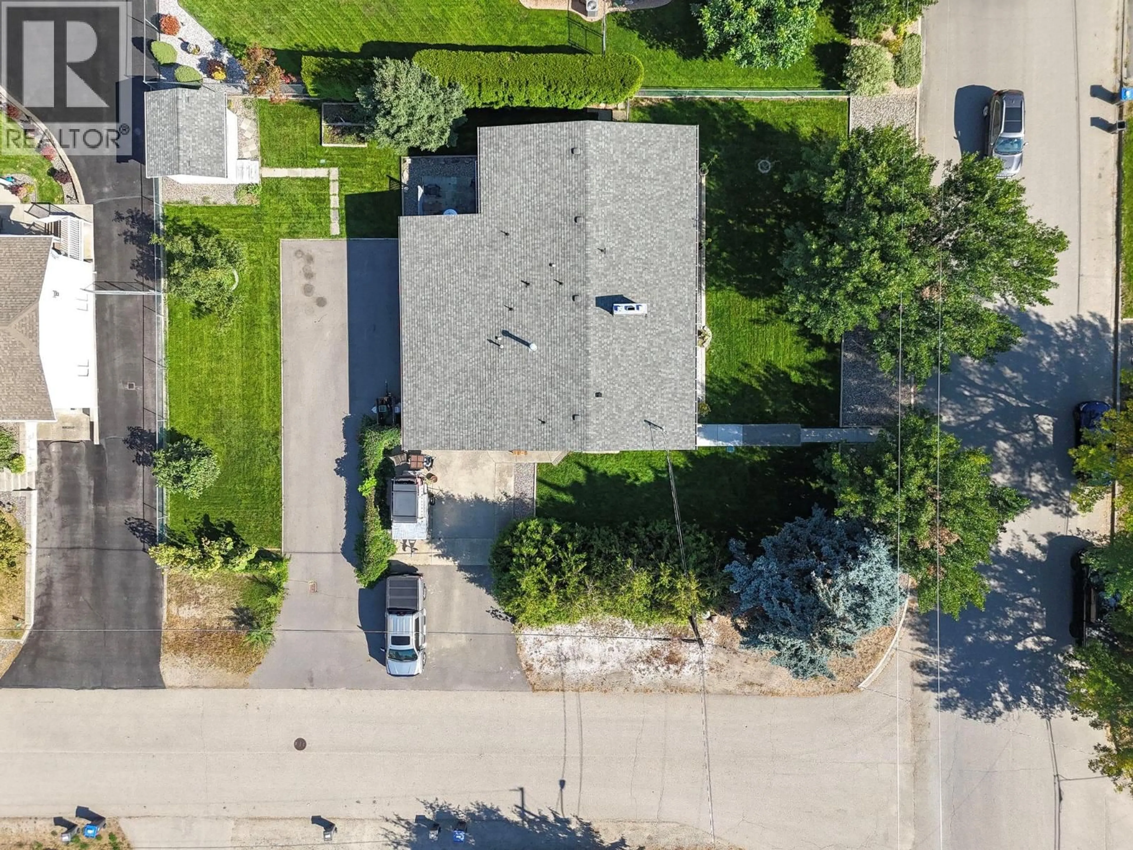 A pic from outside/outdoor area/front of a property/back of a property/a pic from drone, street for 1060 THOMPSON ROAD, Kelowna British Columbia V1X1C4