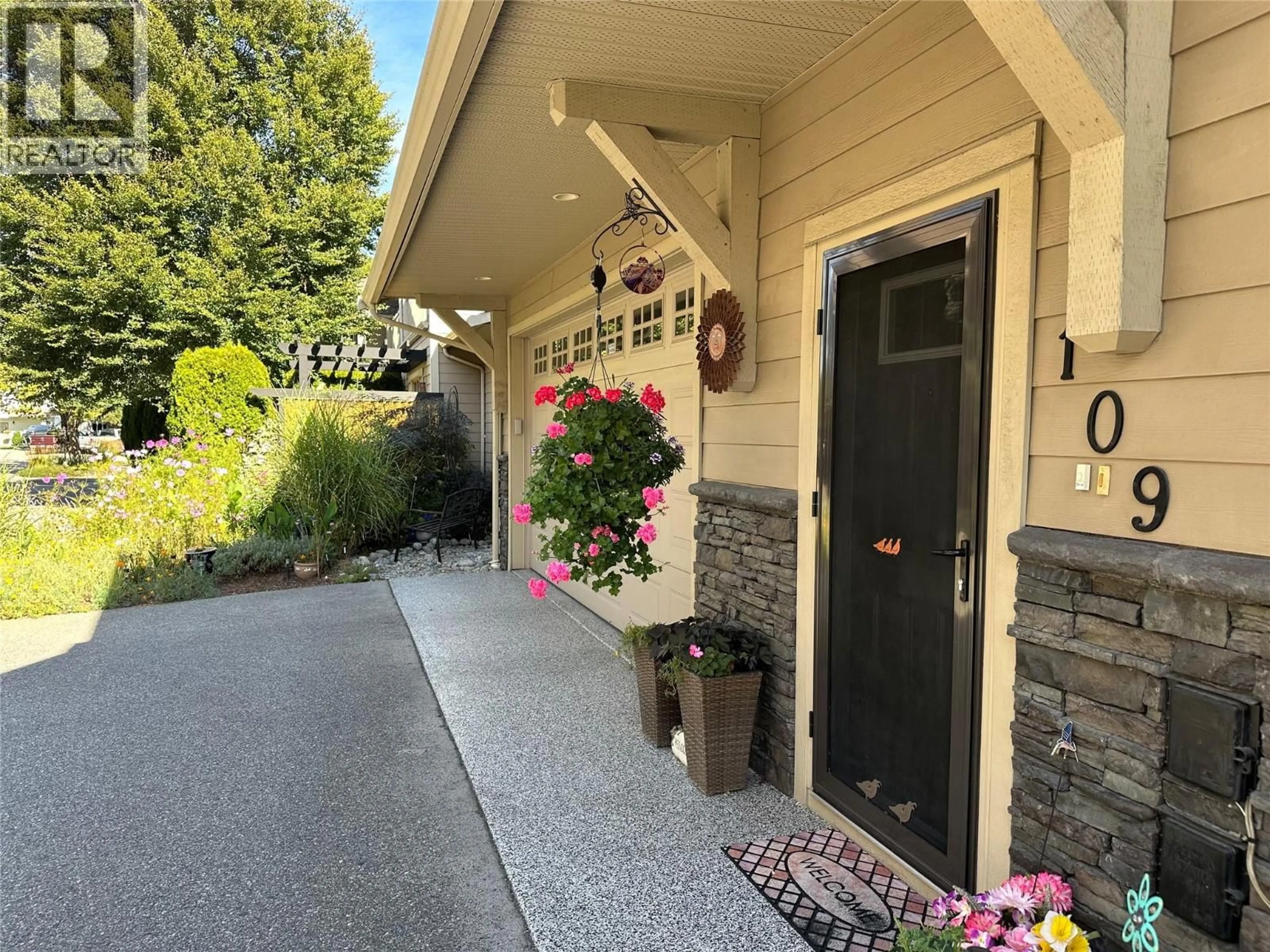 Indoor entryway for 109 - 2629 CORNWALL DRIVE, Penticton British Columbia V2A6J3