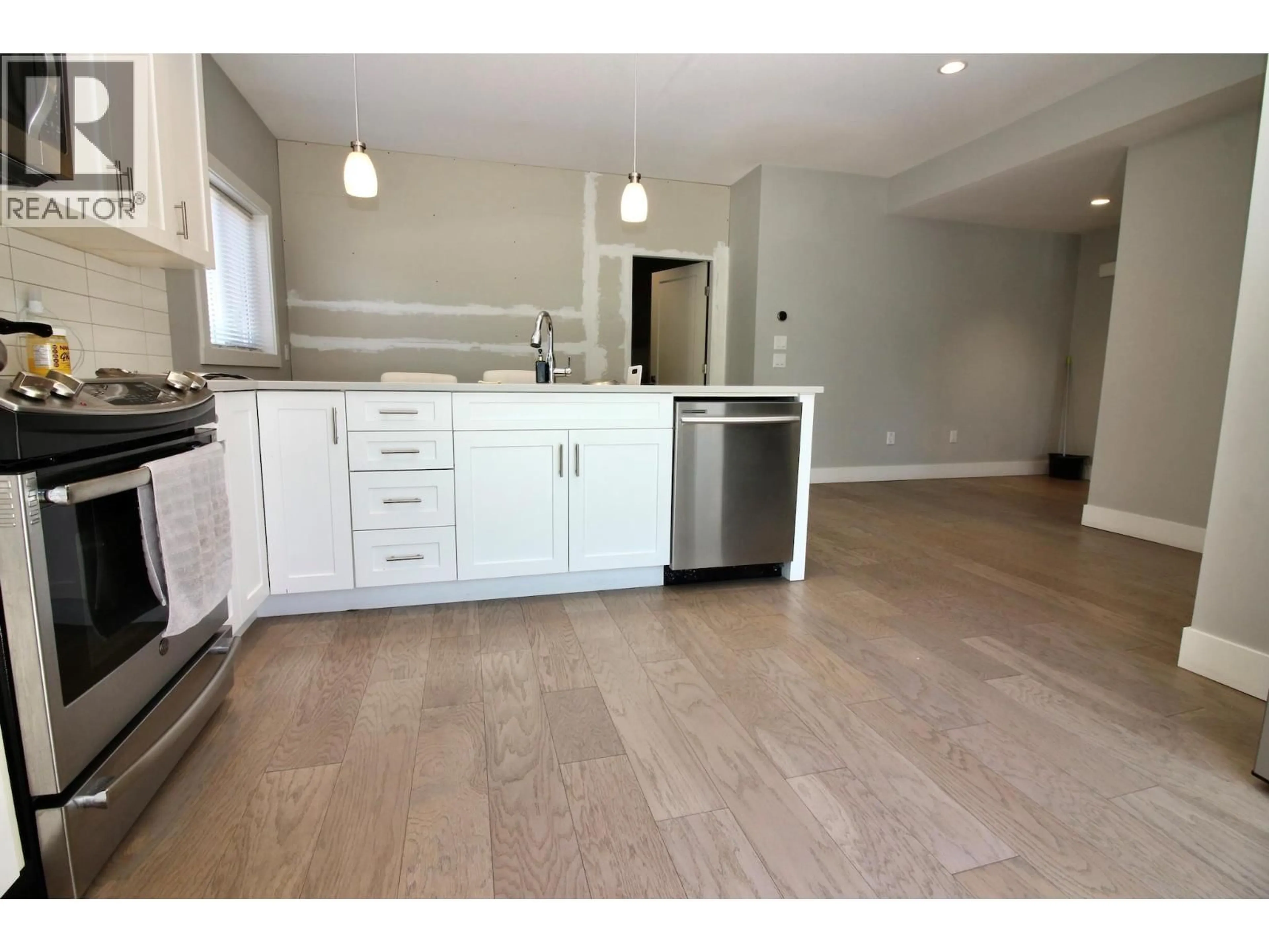 Open concept kitchen, wood/laminate floor for 1480 INKAR ROAD, Kelowna British Columbia V1Y5W1