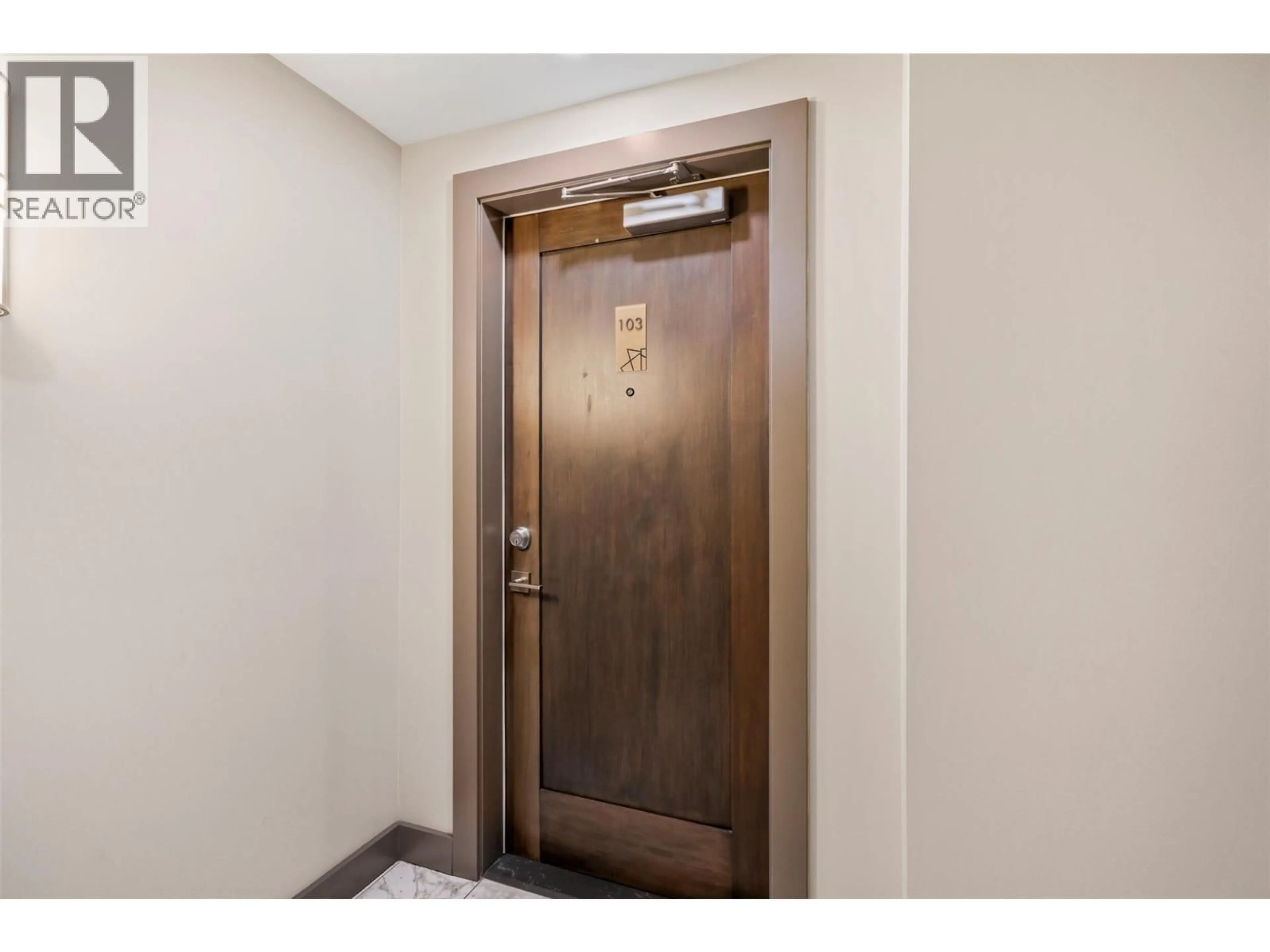 Indoor foyer for 103 - 875 UNIVERSITY DRIVE, Kamloops British Columbia V2C0J8