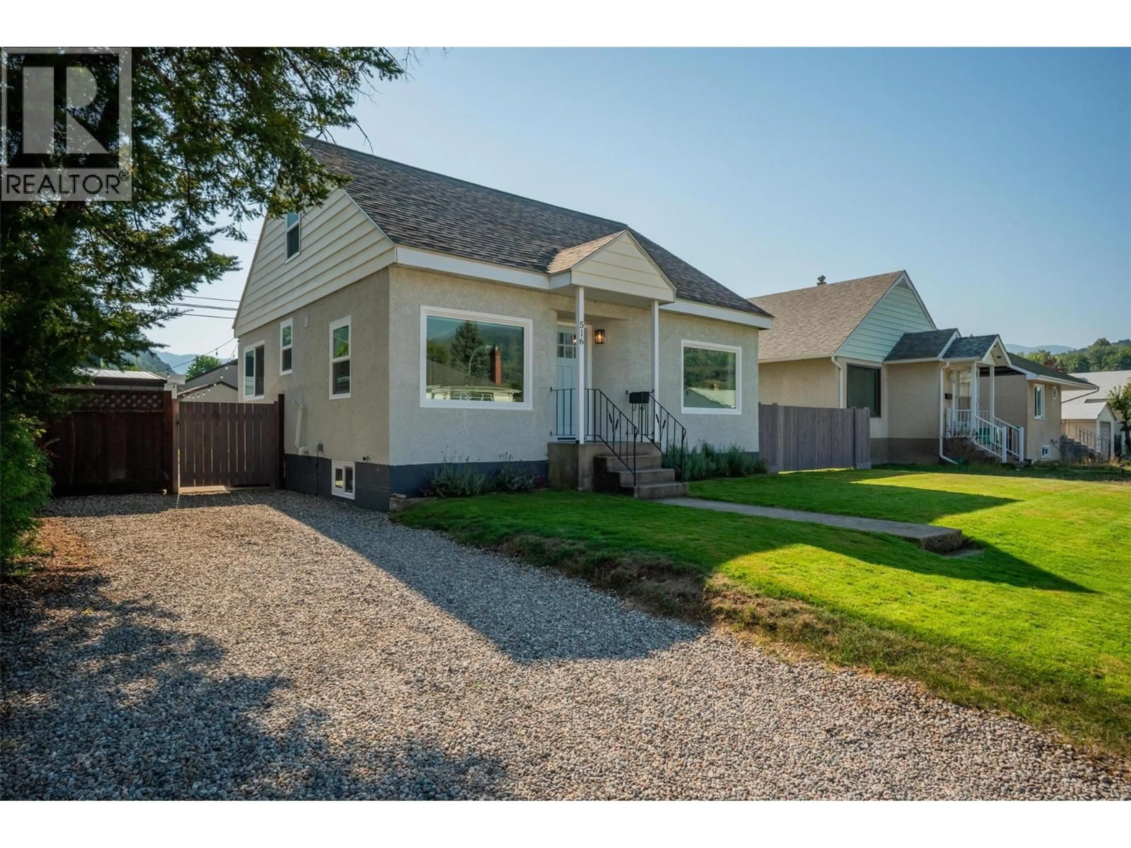 Home with vinyl exterior material, street for 516 PORTIA CRESCENT, Trail British Columbia V1R1A9