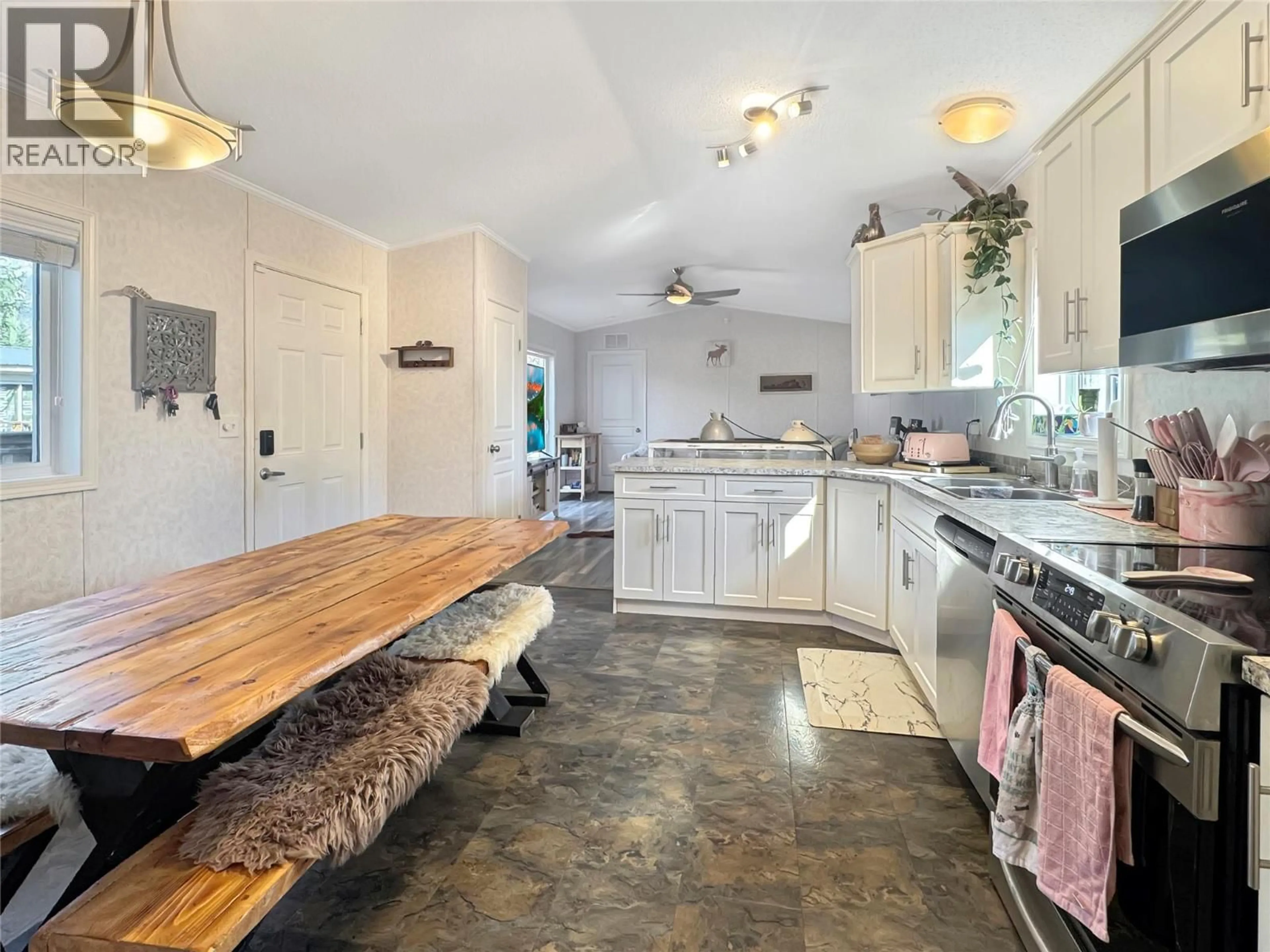 Open concept kitchen, ceramic/tile floor for 2 - 8470 CAITHNESS ROAD, Elko British Columbia V0B1T0