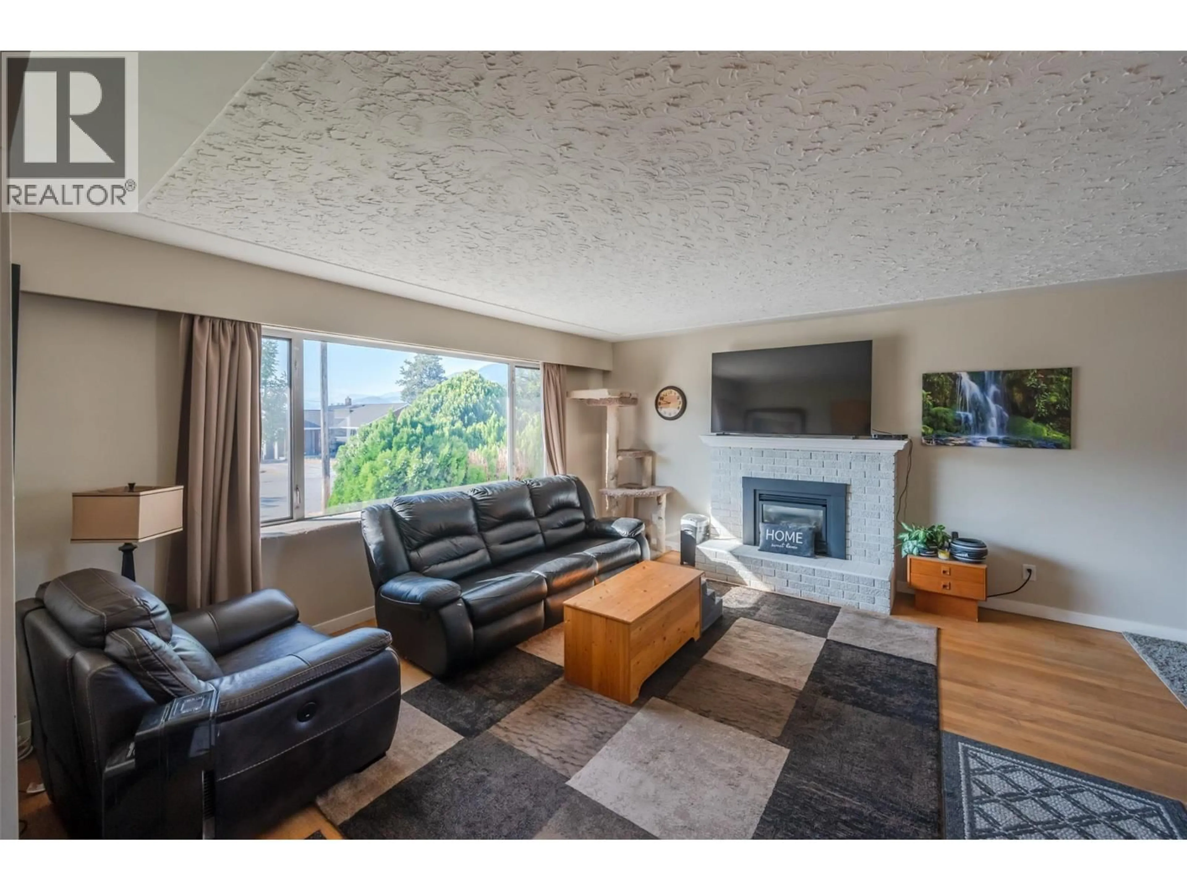 Living room with furniture, wood/laminate floor for 205 MANOR PARK AVE. AVENUE, Penticton British Columbia V2A2R1
