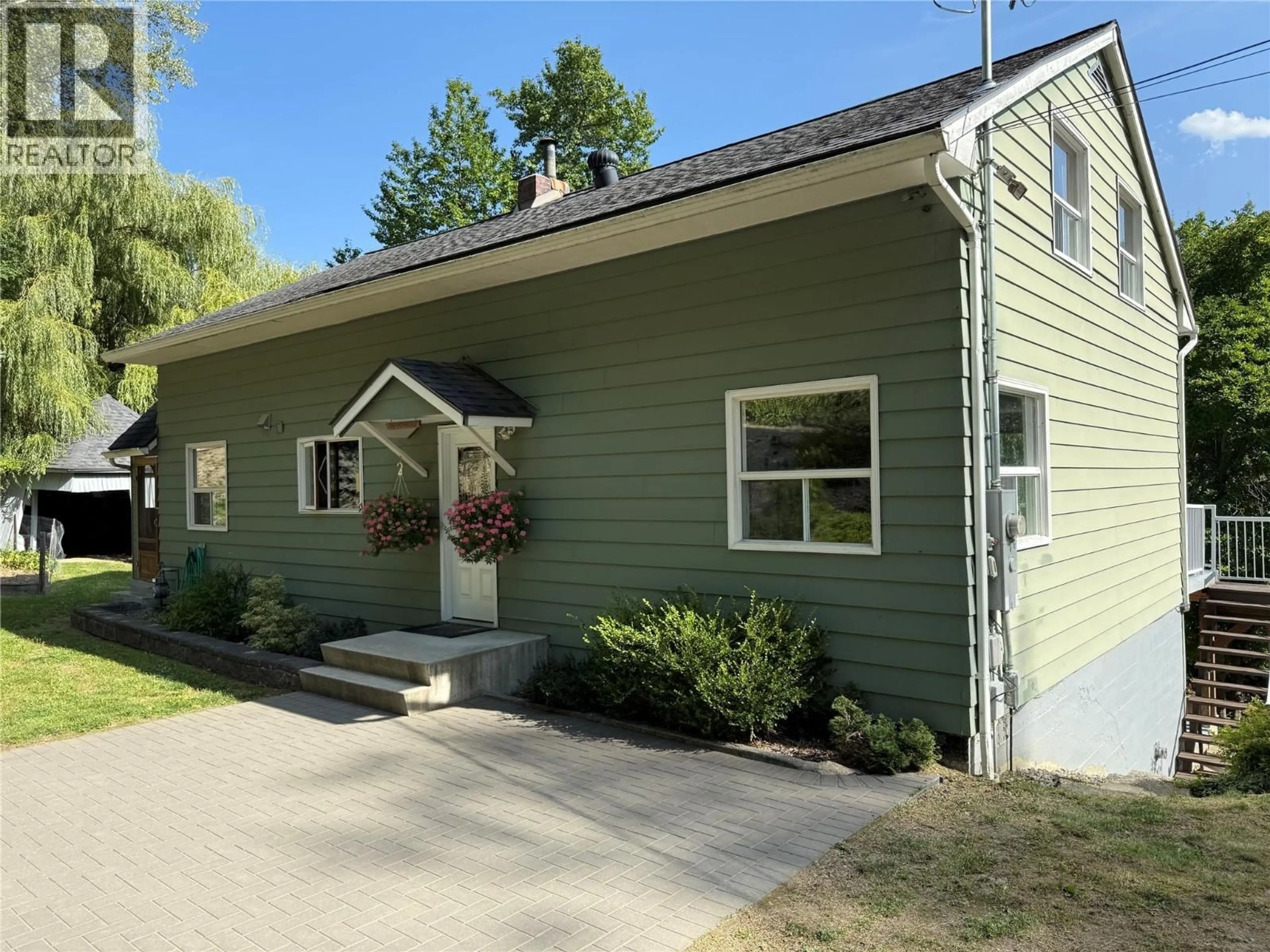 Home with vinyl exterior material, street for 456 JOHNSTONE ROAD, Nelson British Columbia V1L6J1