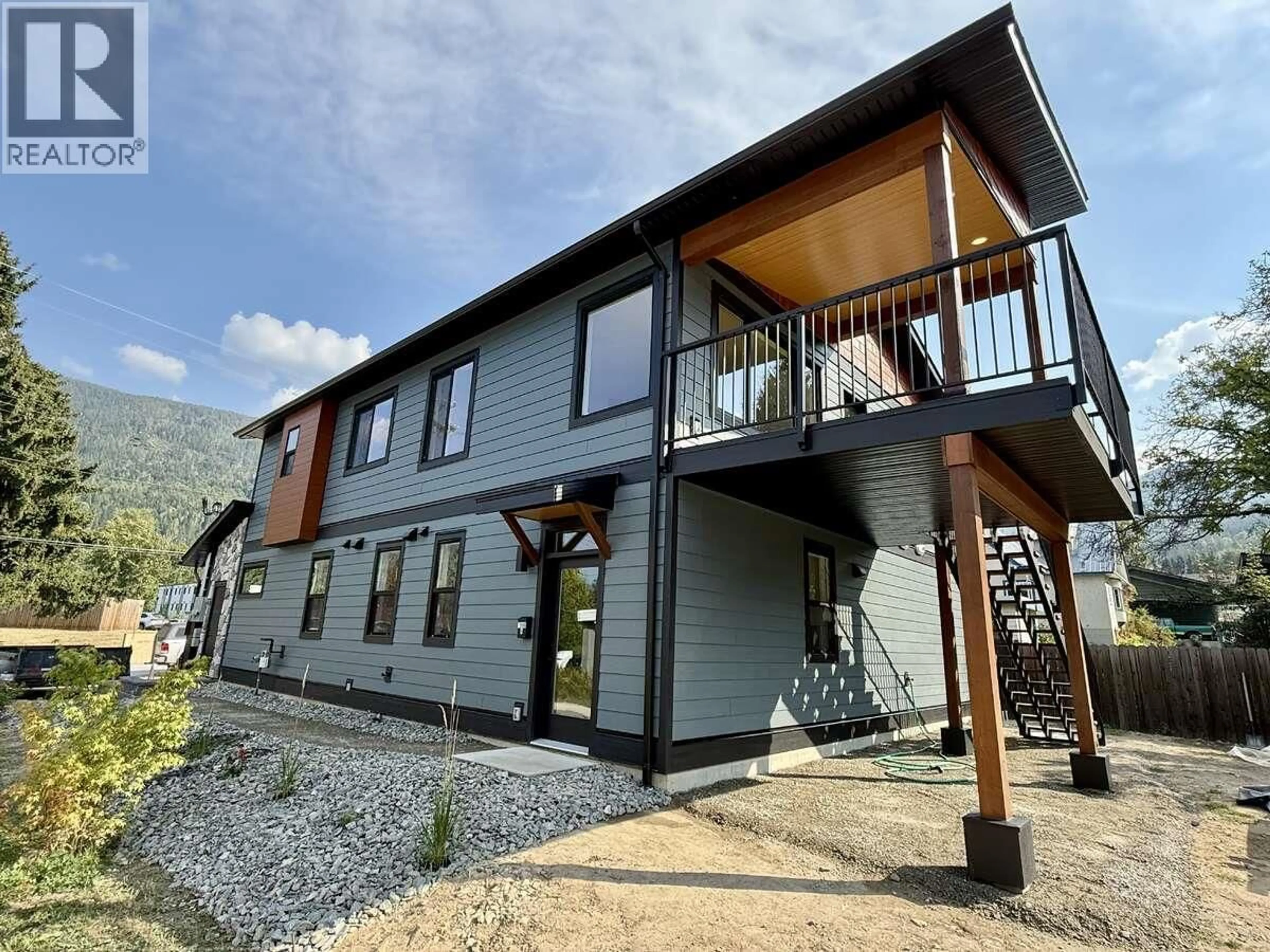 Home with vinyl exterior material, building for 1906 SILVER KING ROAD, Nelson British Columbia V1L1C7